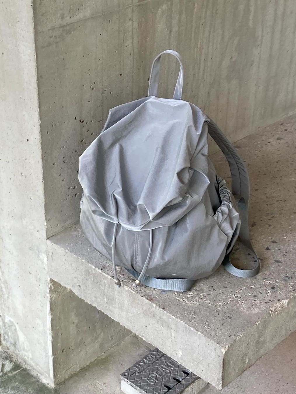 ACOC Blooming Mini Backpack Gray 착용 스타일 - 3