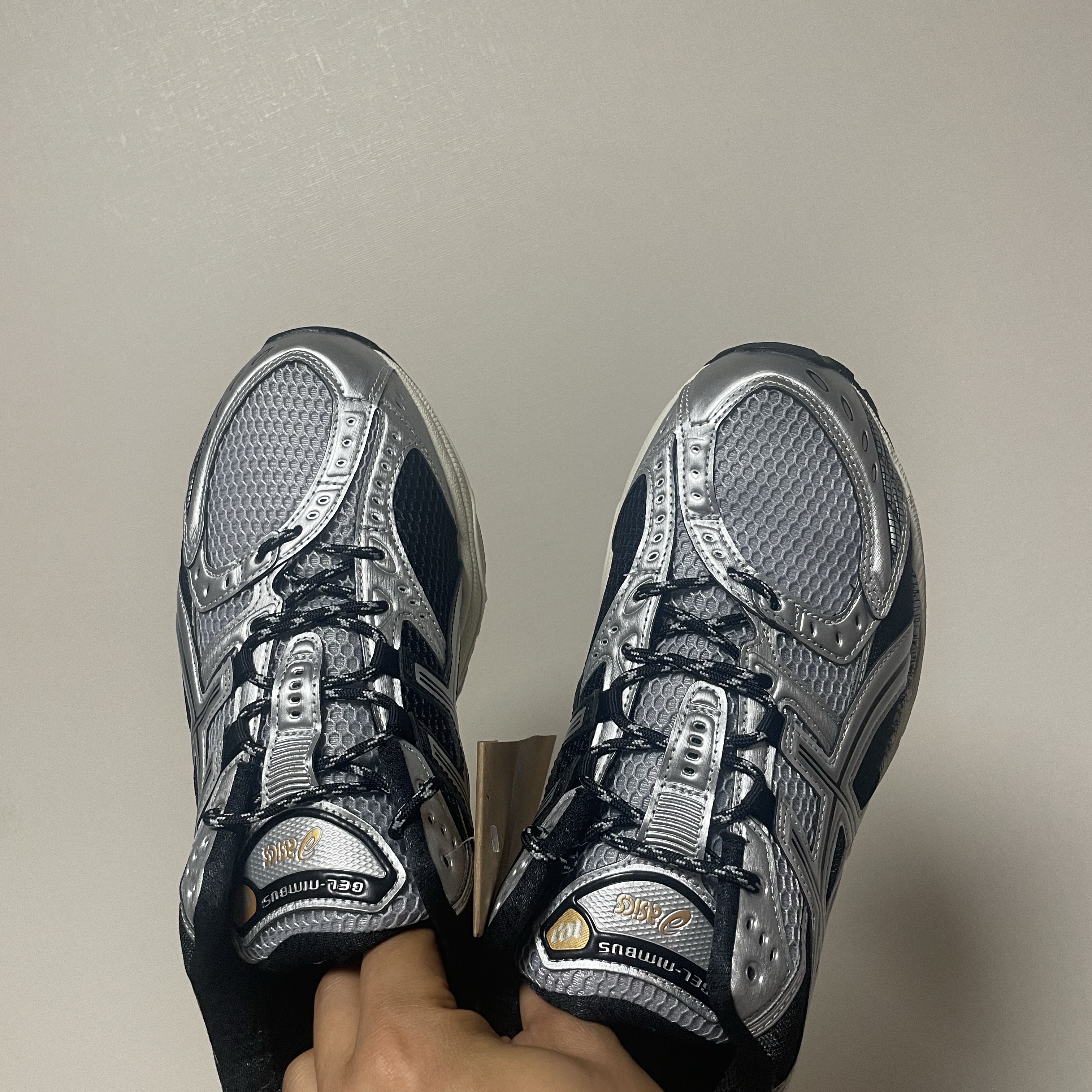 Asics Gel-Nimbus 10.1 Piedmont Grey Pure Silver 착용 스타일 - 2