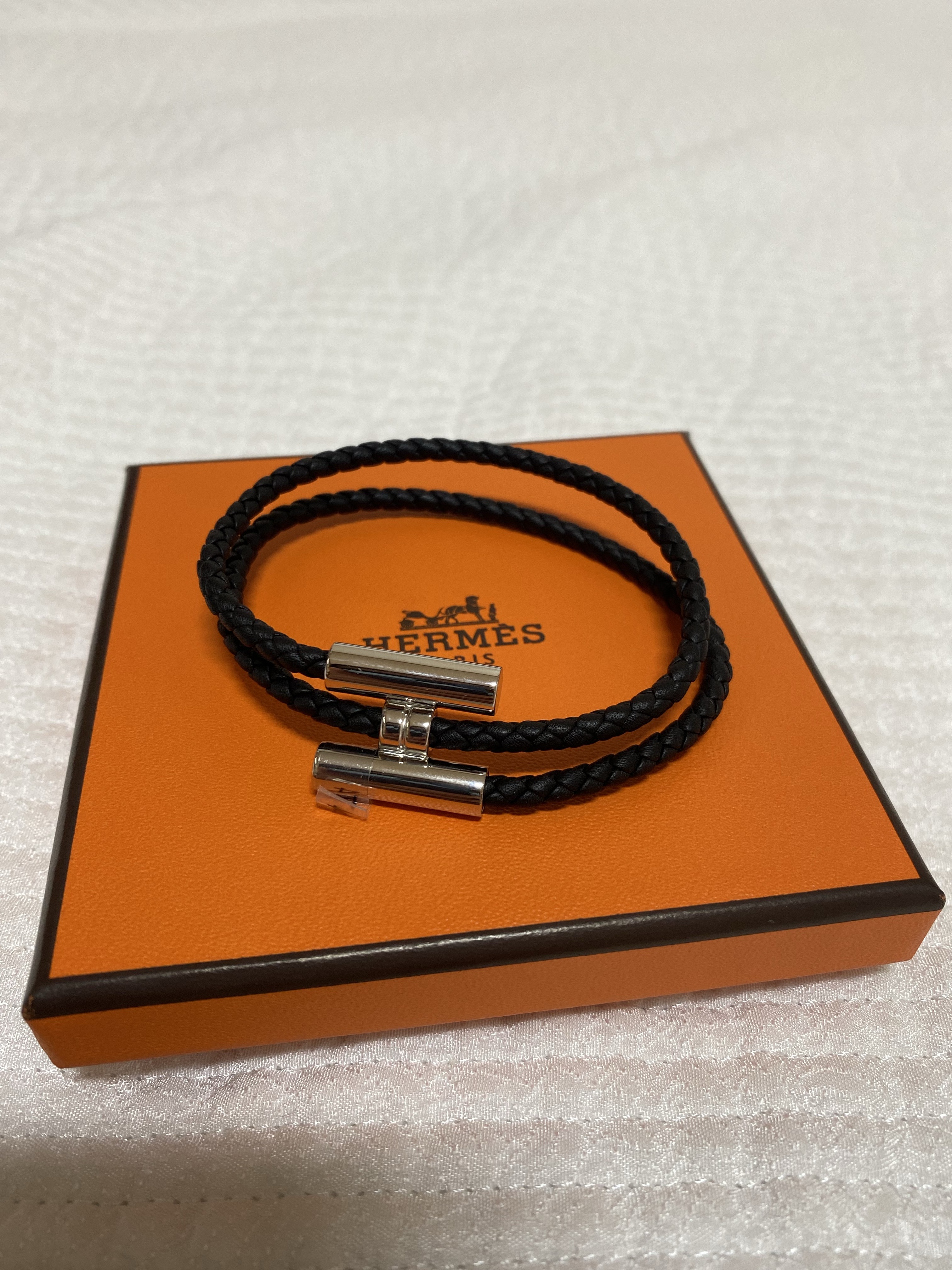 Hermes Tournis Tresse Bracelet Swift Calfskin Palladium & Noir 착용 스타일
