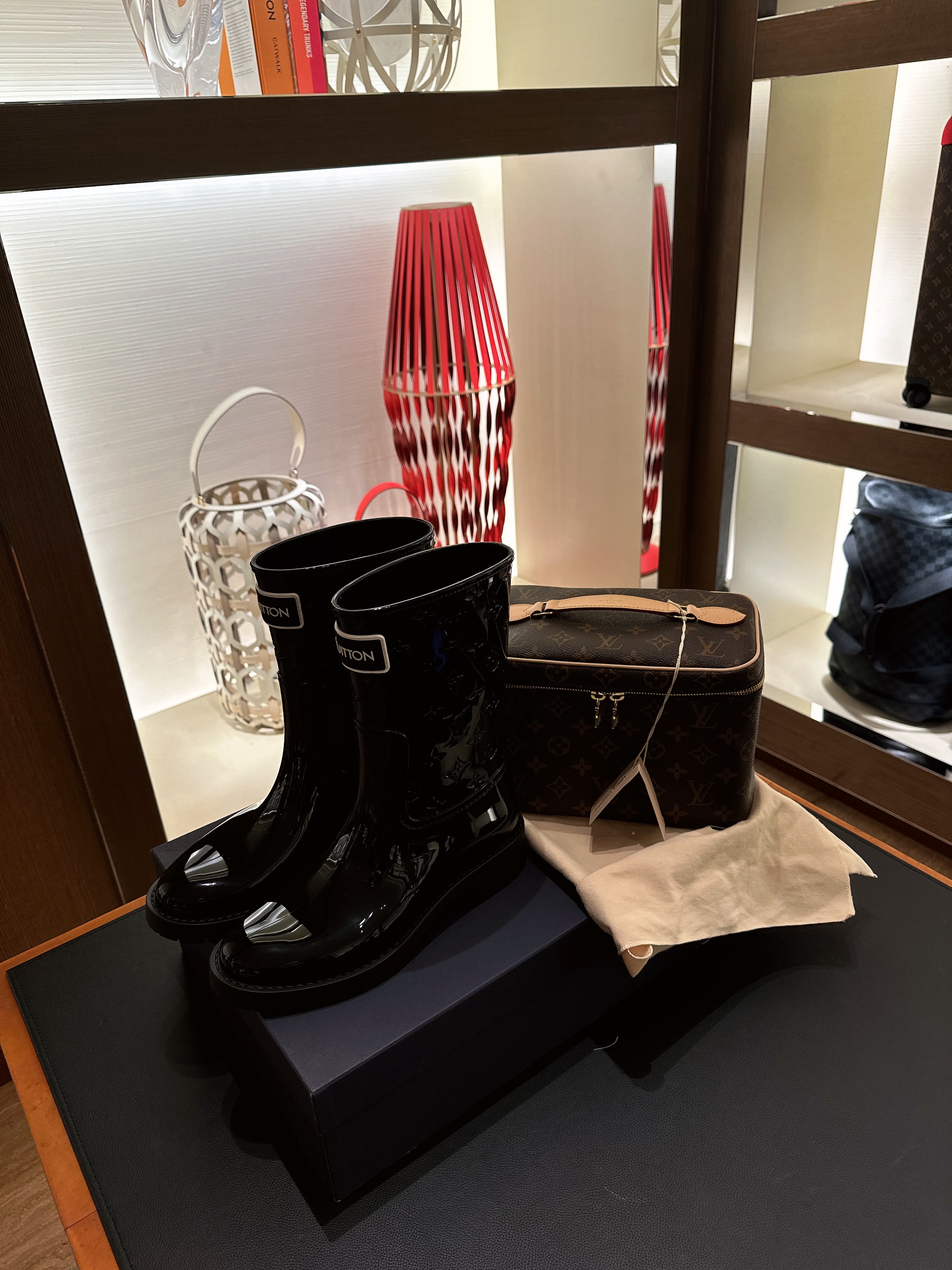 (W) Louis Vuitton Drops Flat Half Rain Boot Black 착용 스타일