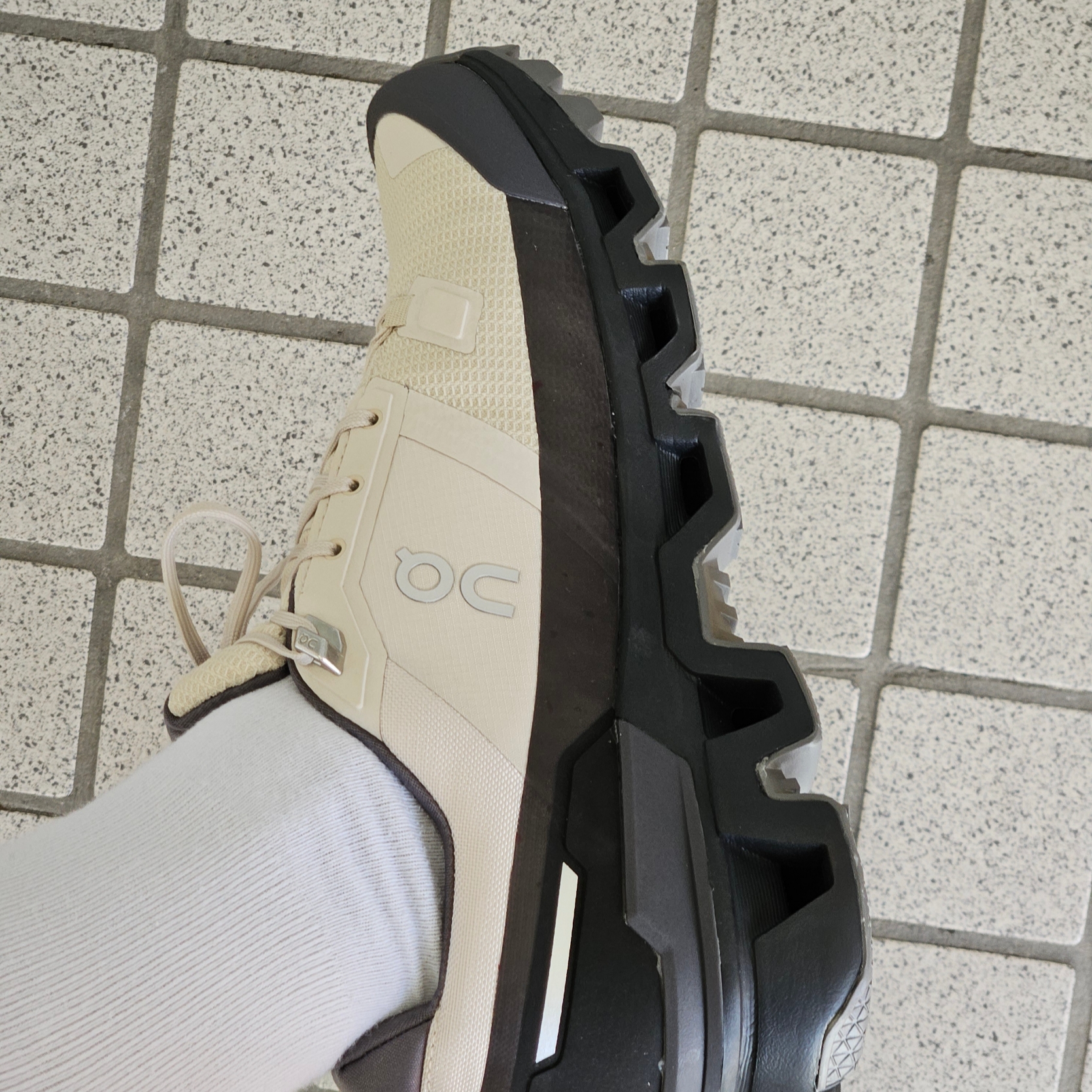 On Running Cloudwander Waterproof Sand Black 착용 스타일 - 2