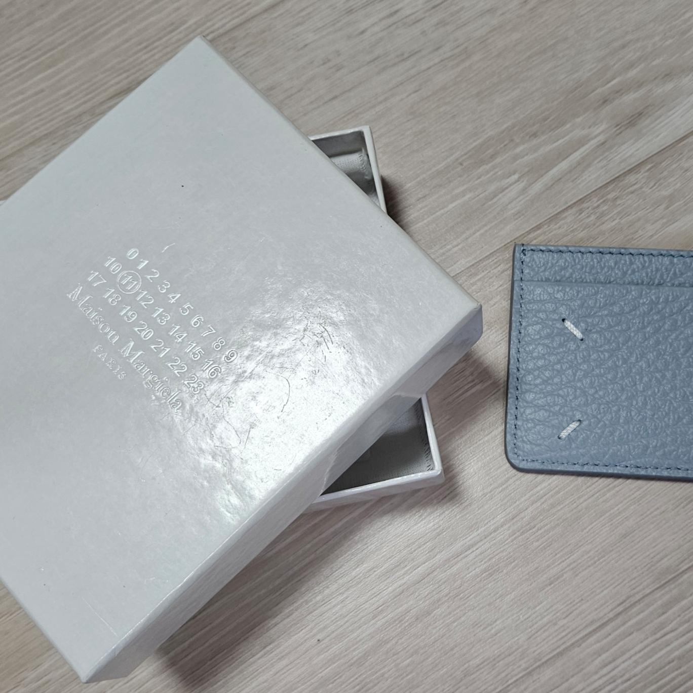 Maison Margiela Four Stitch Card Holder Pale Blue 착용 스타일 - 1