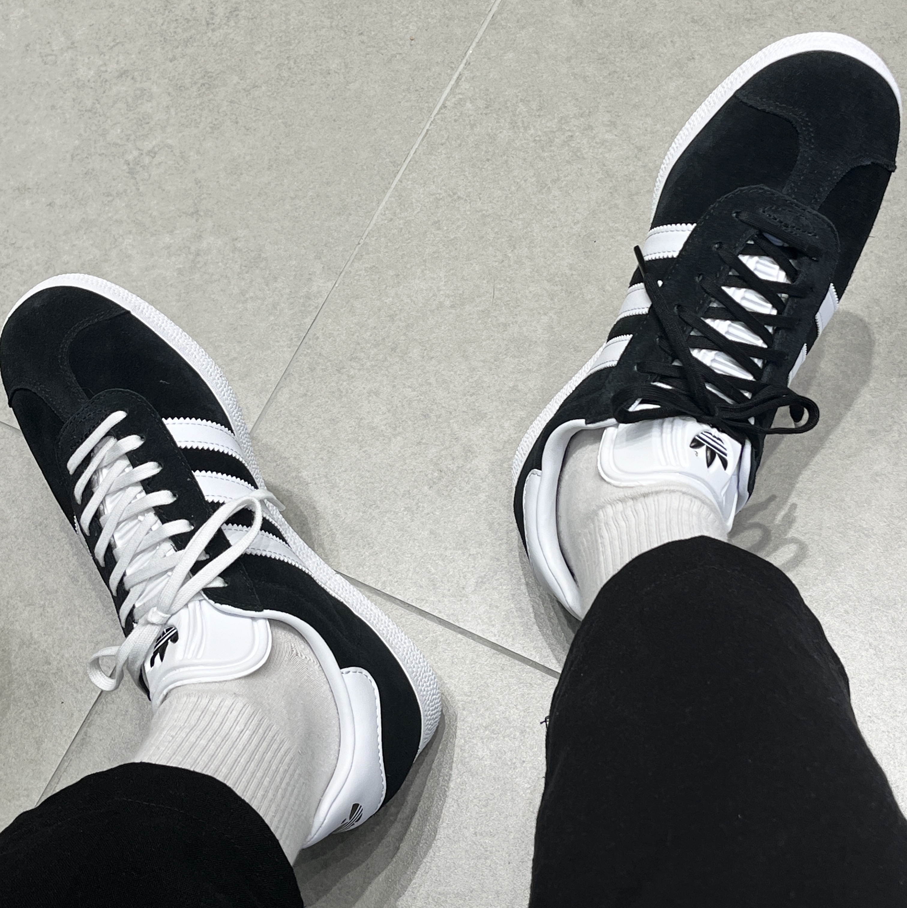 Adidas Gazelle Core Black White 착용 스타일 - 2