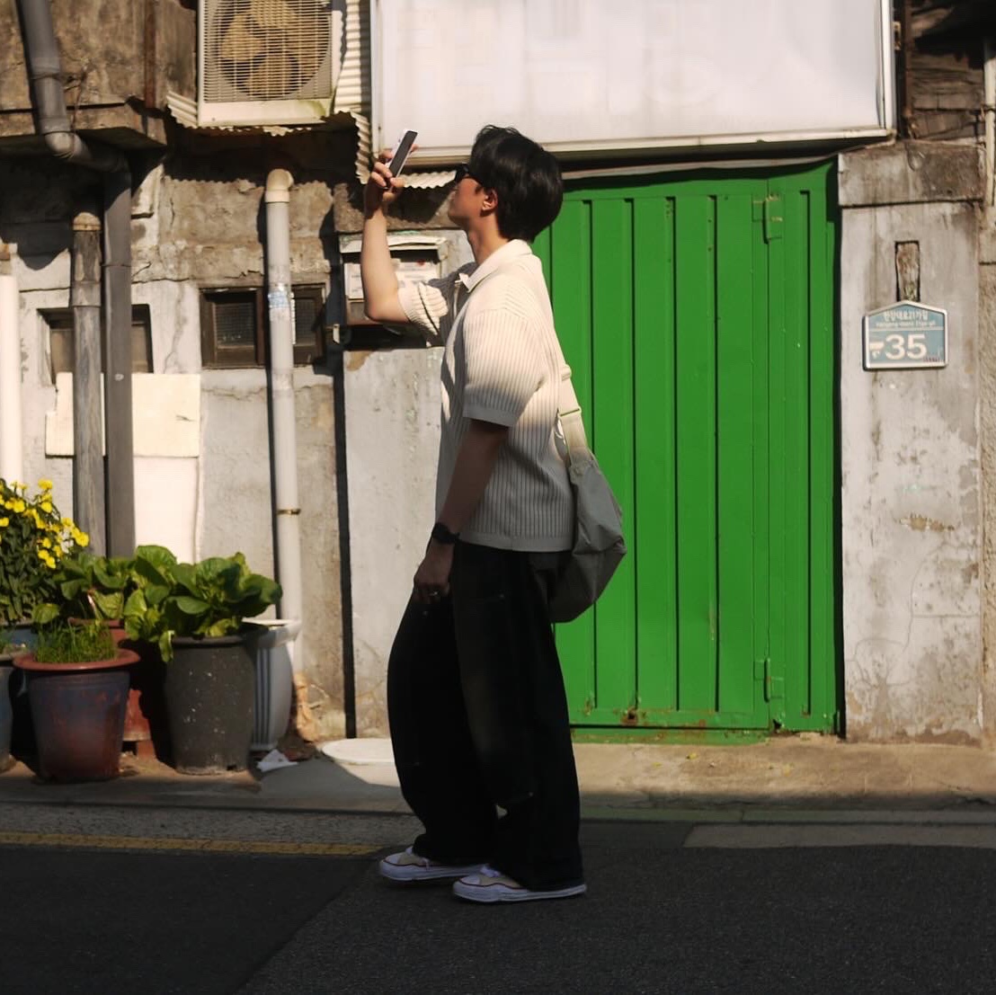 Maison Mihara Yasuhiro Peterson OG Sole Canvas Low-top Sneakers Natural, Uniqlo U Drawstring Shoulder Bag Natural 착용 스타일