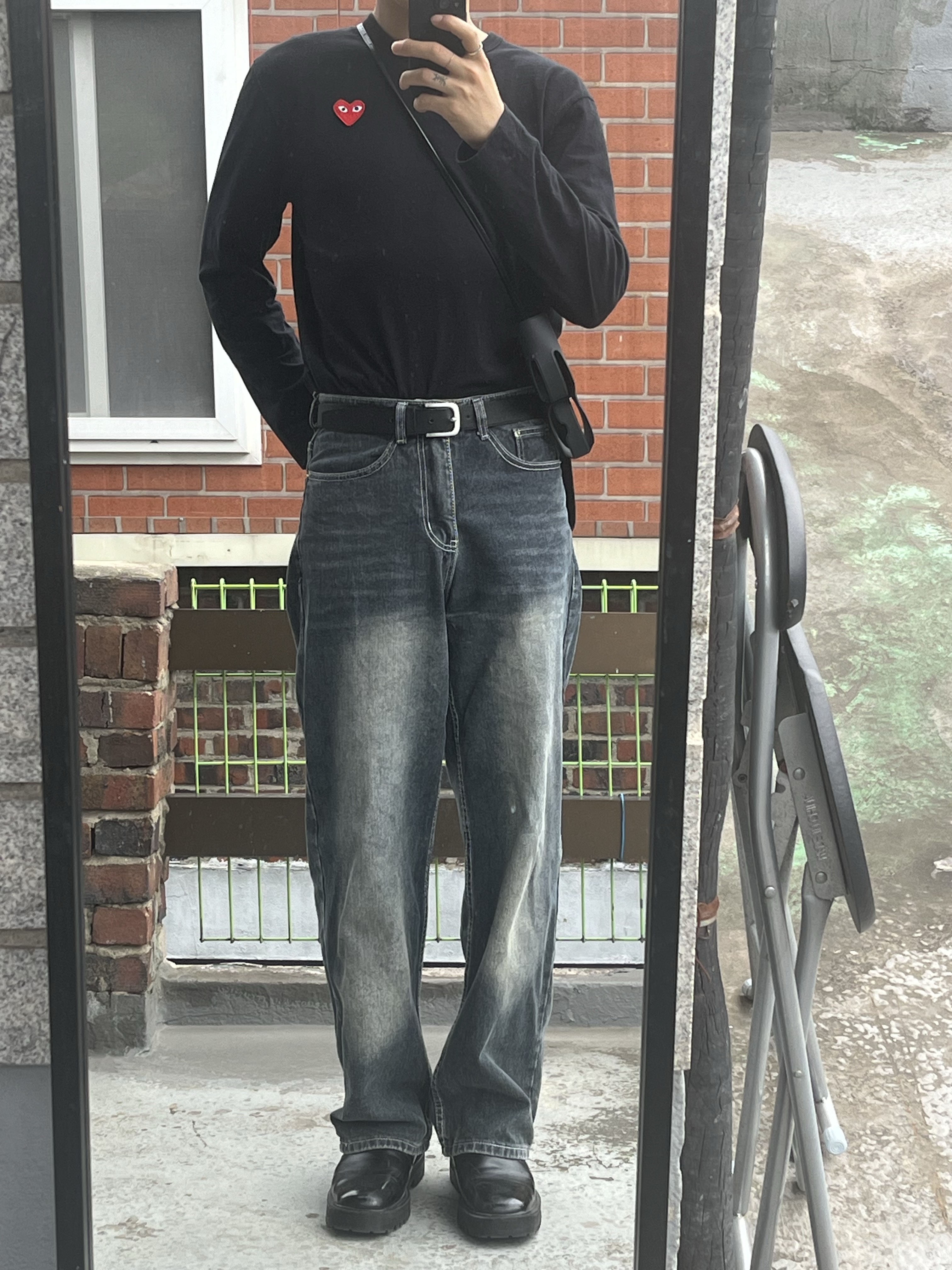 Play Comme des Garcons LS T-Shirt Black, A.P.C. Jamie Neck Pouch Silver Black 착용 스타일