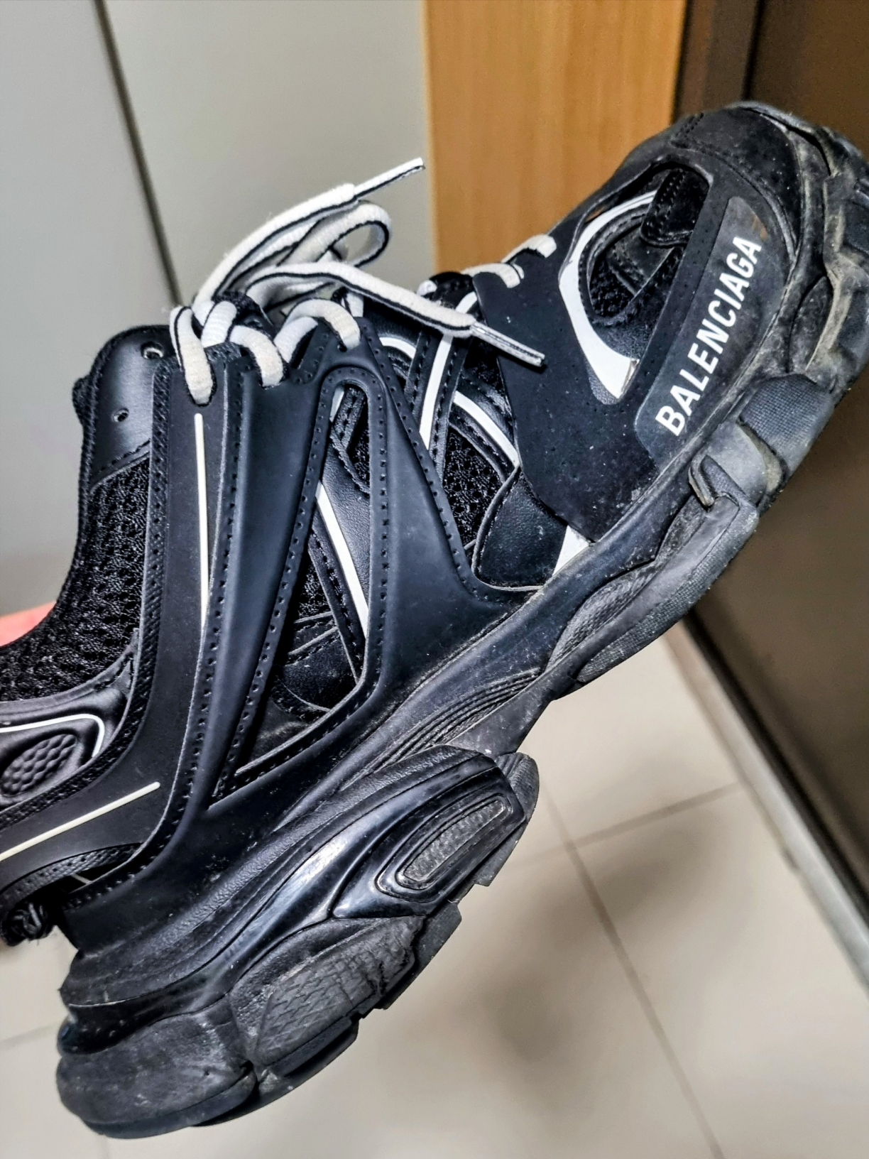 Balenciaga Track.3 Sneaker Black 착용 스타일