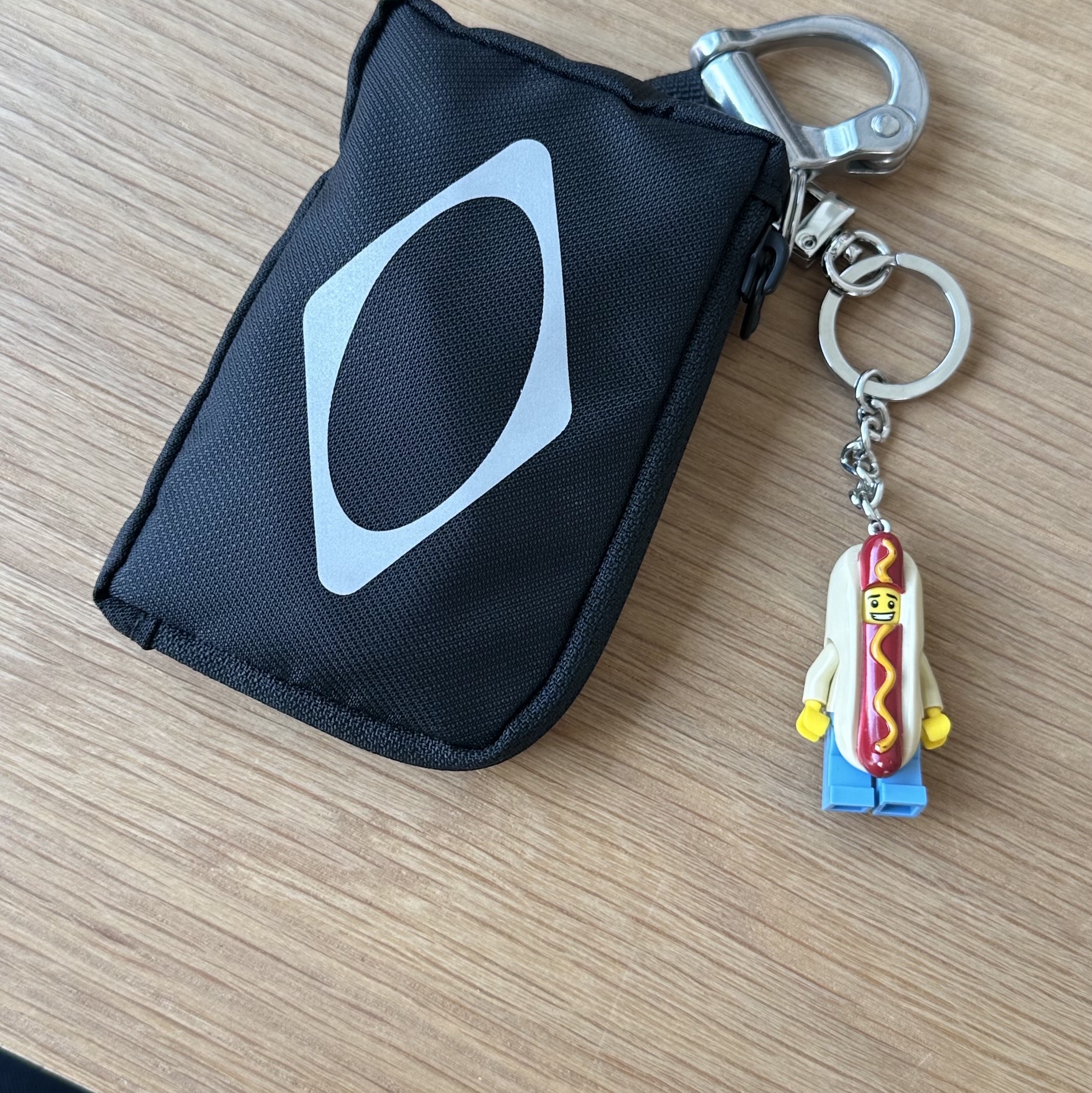 Mischief Rhombus Carabiner Pouch Black 착용 스타일