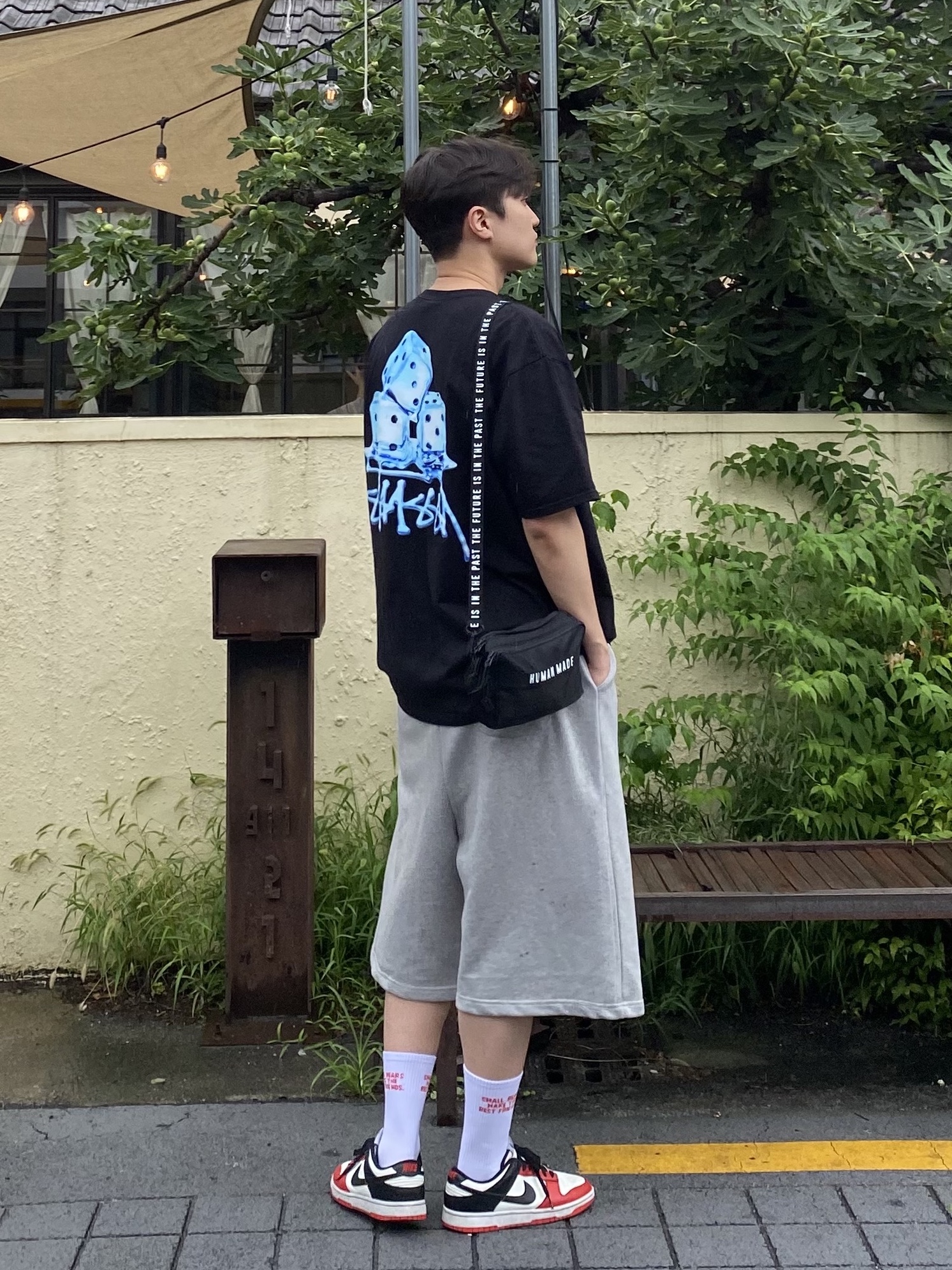 Stussy Melted T-Shirt Black, Nike x NBA Dunk Low Retro EMB Black and Chile Red 착용 스타일 - 3