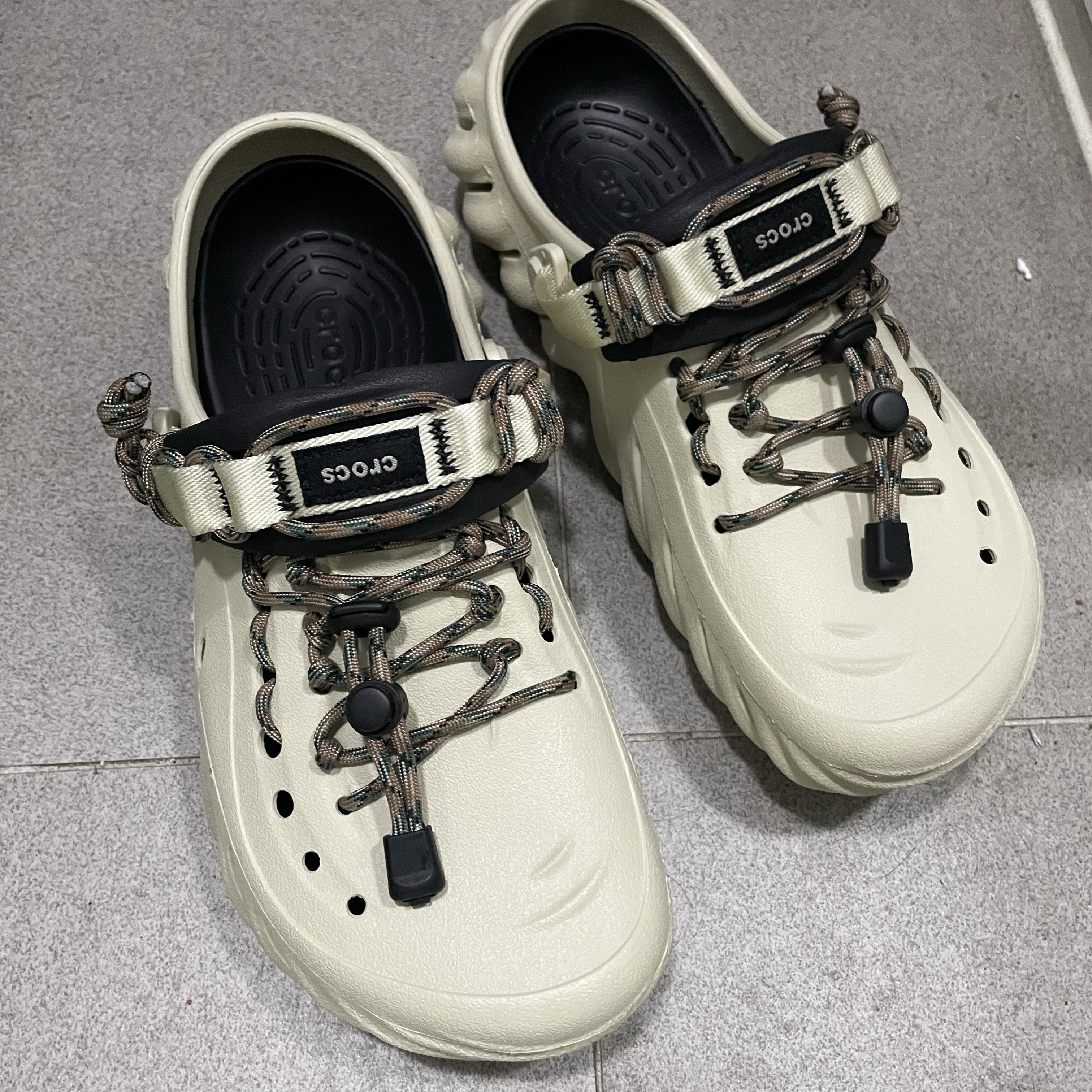 Crocs Echo Clog Bone Black 착용 스타일 - 1