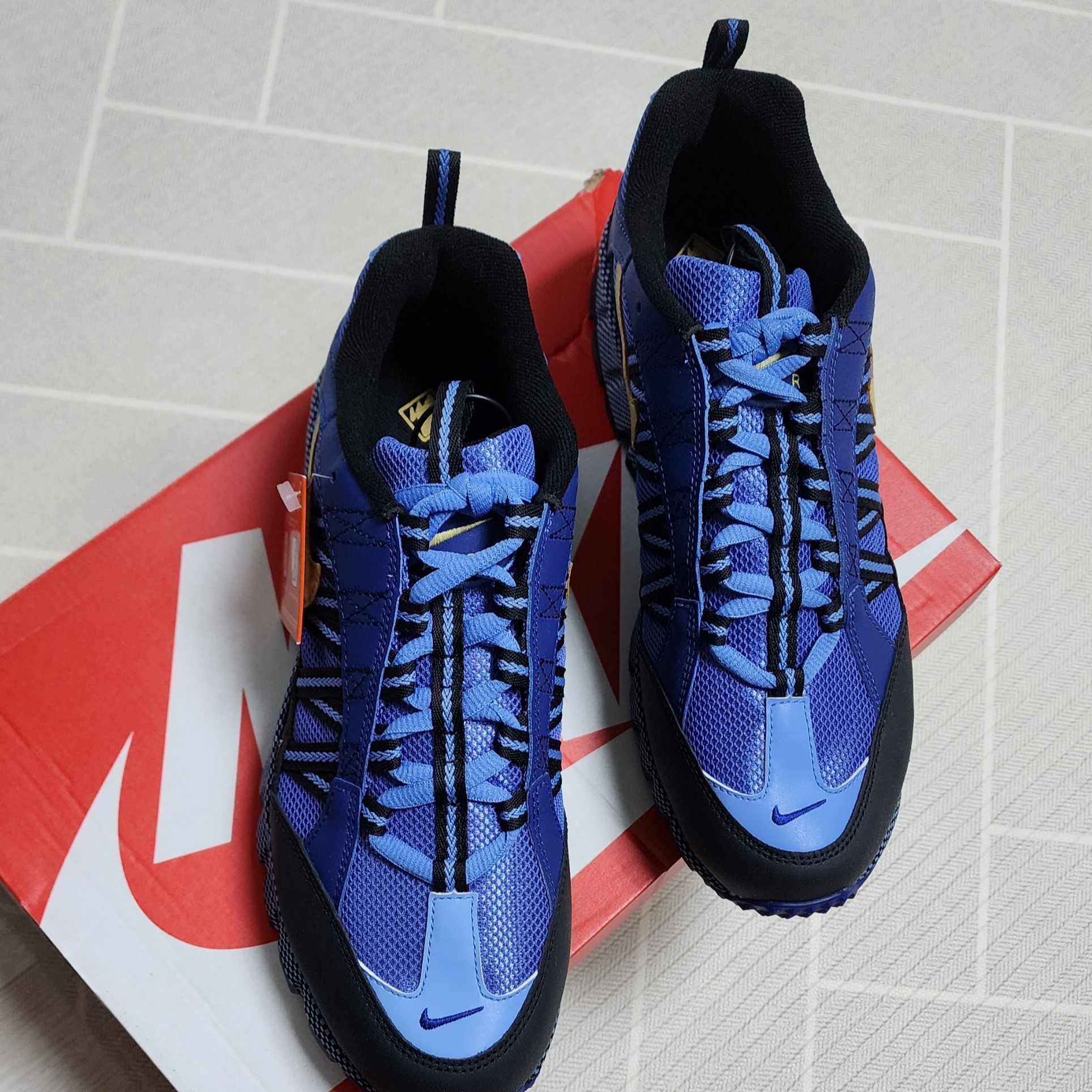 Nike Air Humara Deep Royal Blue and Light Ultramarine 착용 스타일 - 2