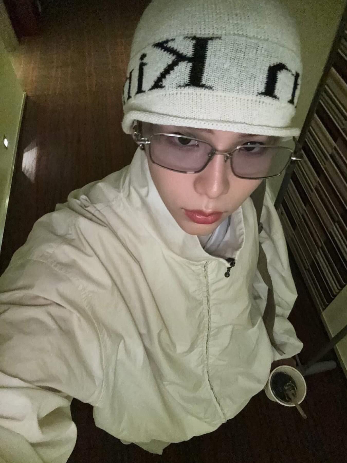 Matin Kim Logo Jacquard Short Beanie White, Gentle Monster Atomic 02(B) Silver 착용 스타일 - 3
