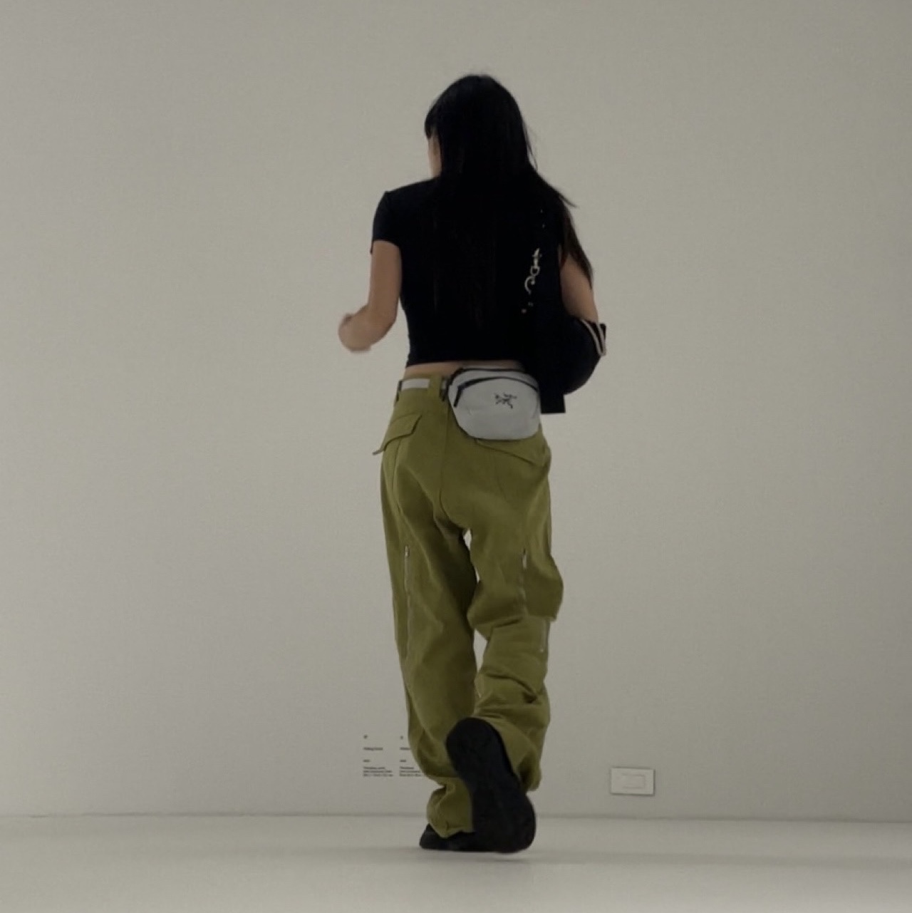 Arc'teryx Mantis 1 Waistpack Solitude Graphite 착용 스타일