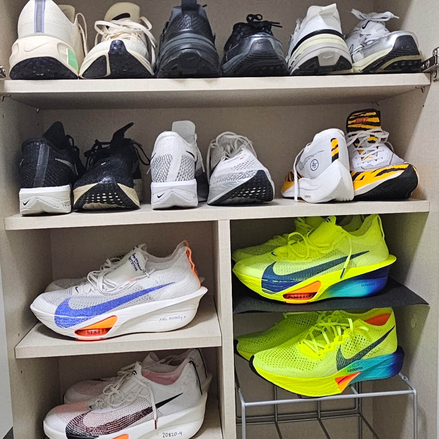 Nike ZoomX Vaporfly Next% 2 BRS White University Gold 착용 스타일 - 2