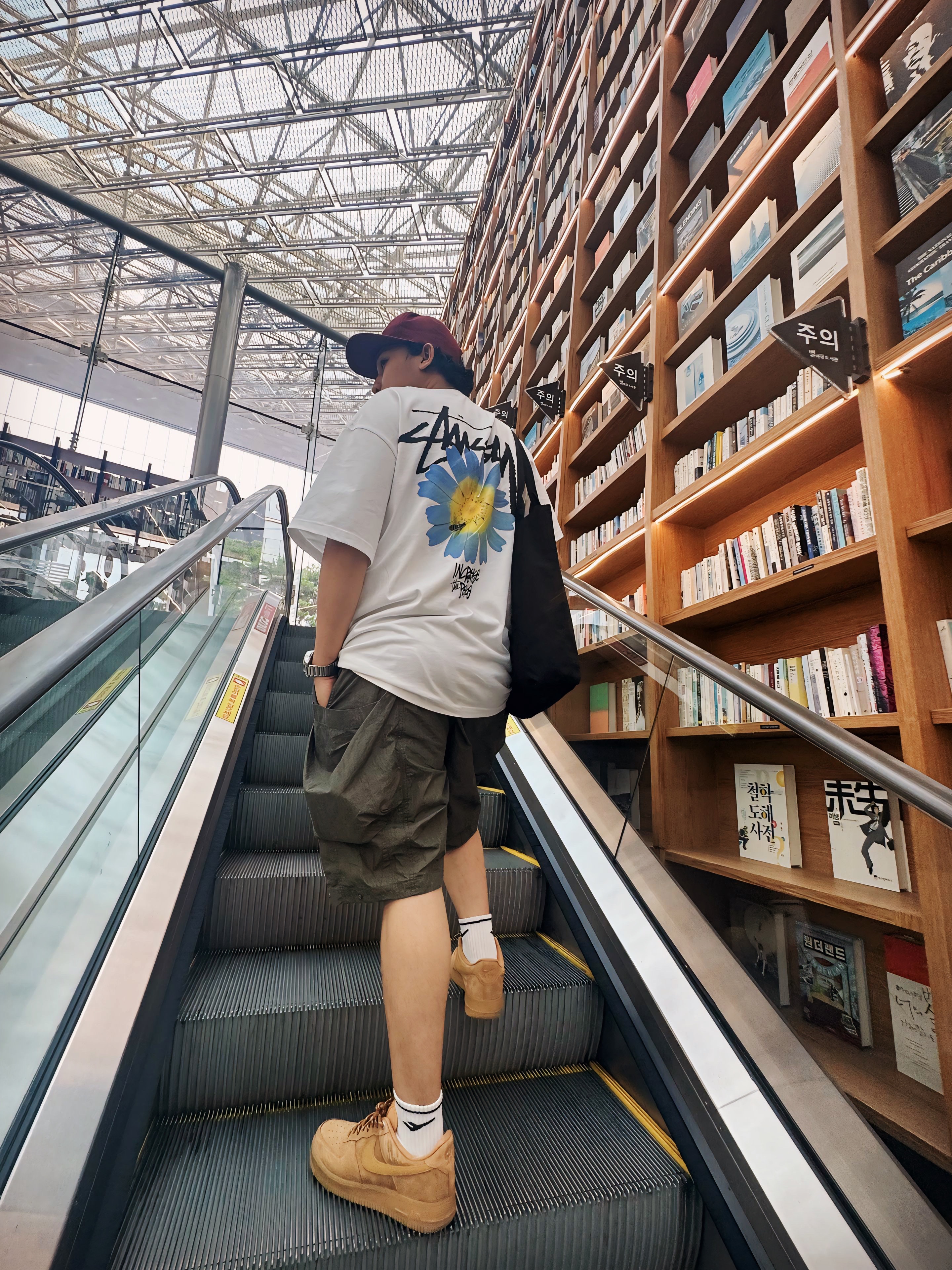 Stussy ITP Flower T-Shirt White, Nike Air Force 1 '07 WB Flax 착용 스타일
