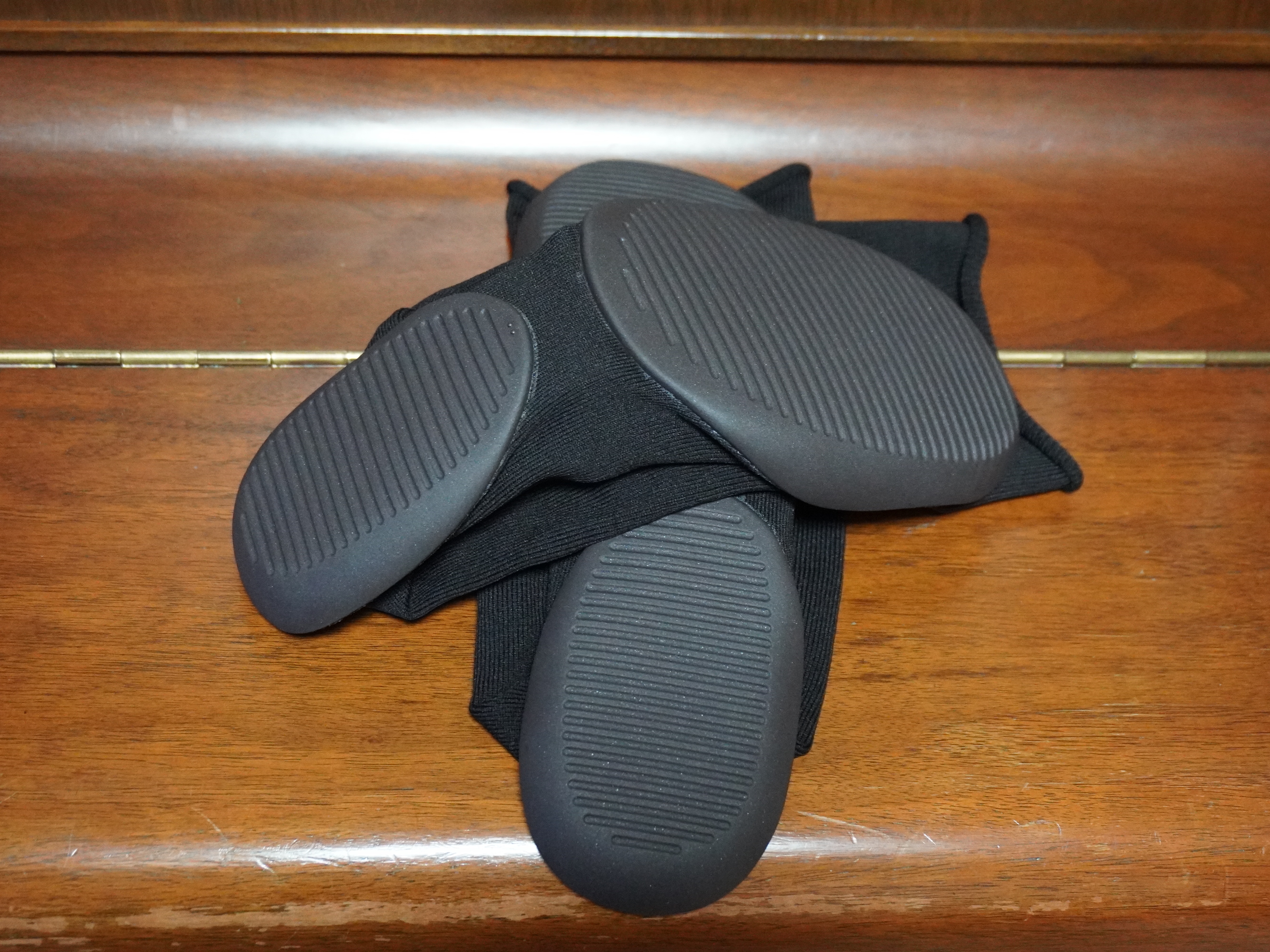 Yeezy YZY Pods Black 착용 스타일 - 3
