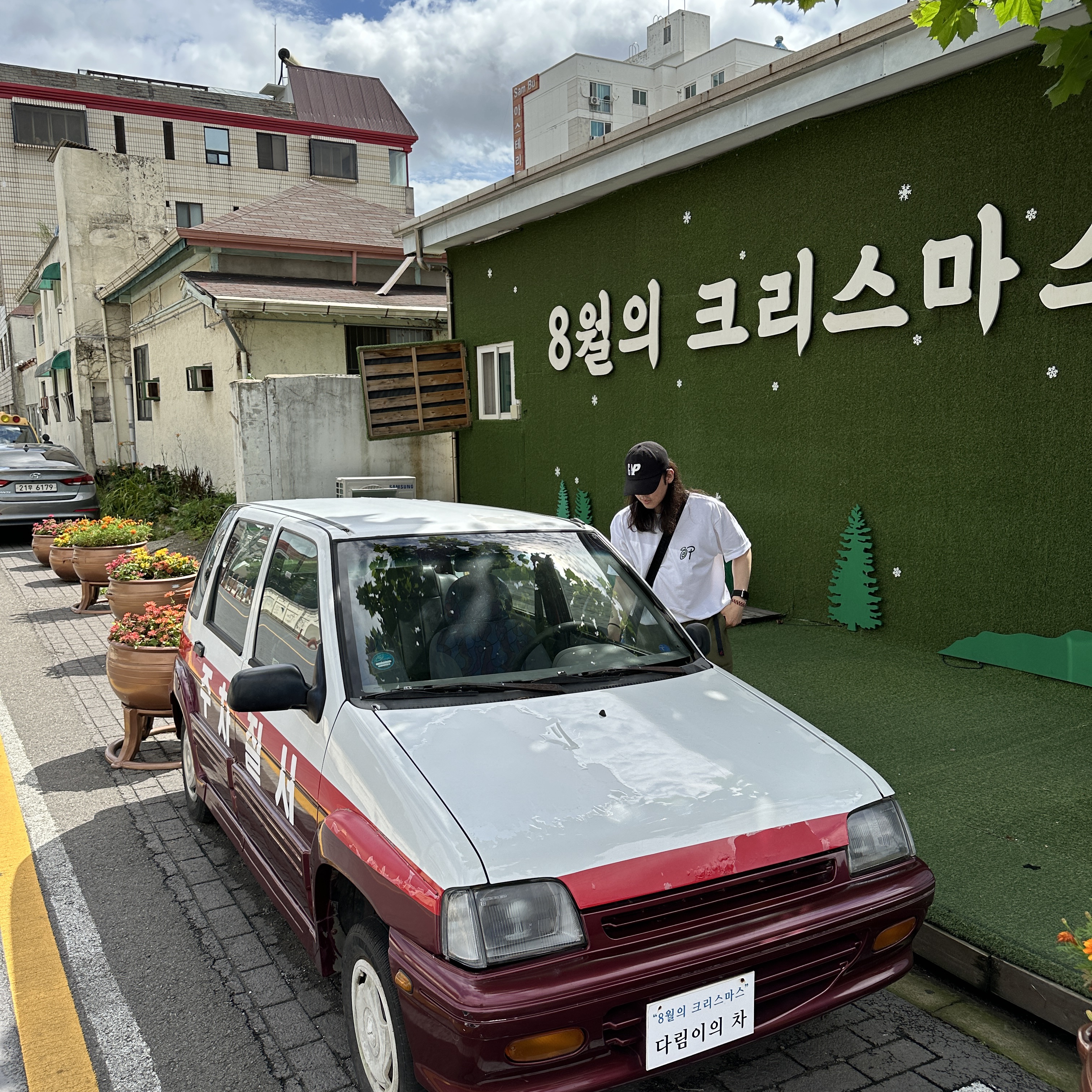 Stussy x Patta Sound Connection T-Shirt White, Porter Tanker Shoulder Bag S Black 착용 스타일