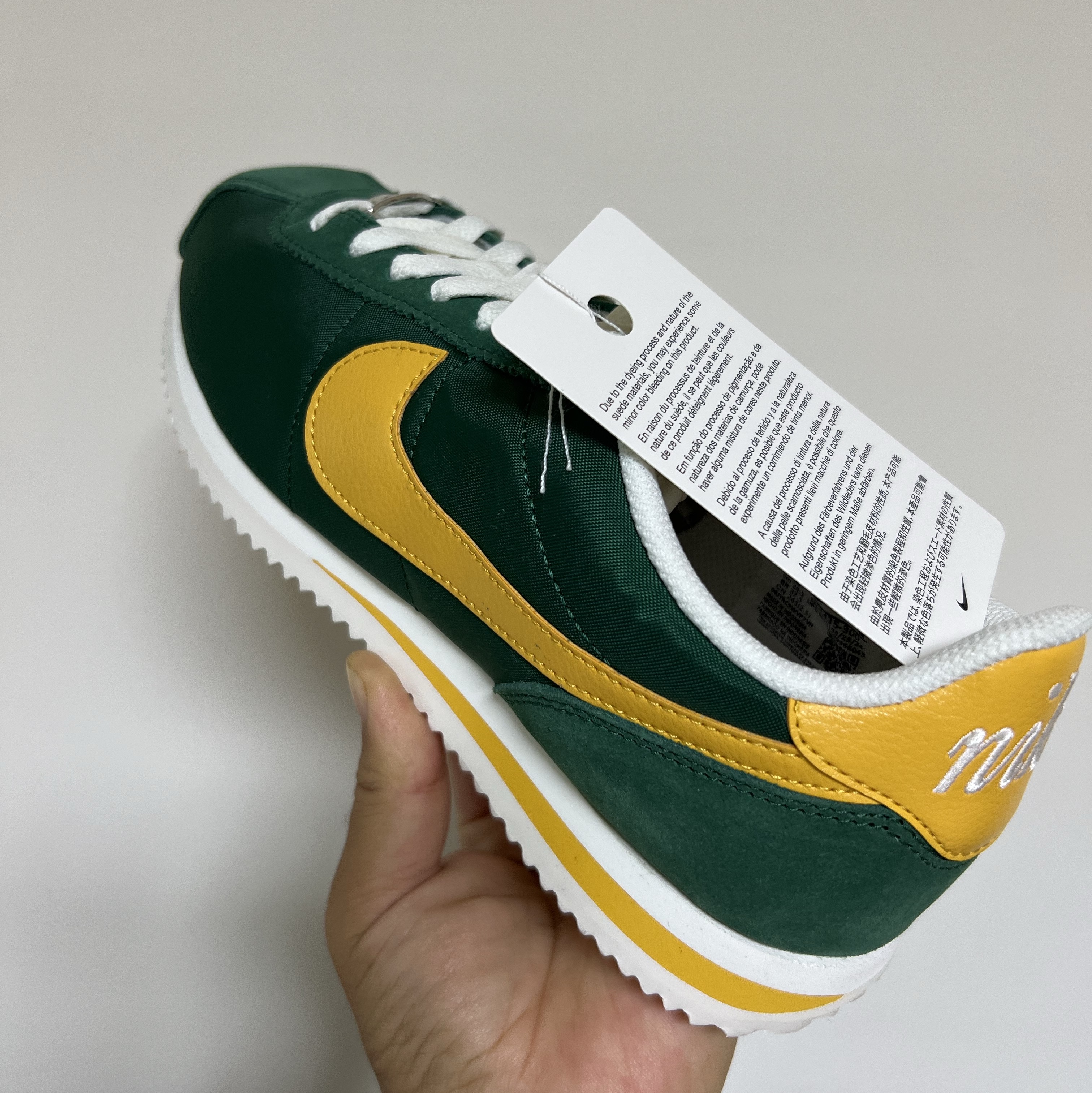 Nike Cortez Textile Gorge Green and Yellow Ochre 착용 스타일 - 2