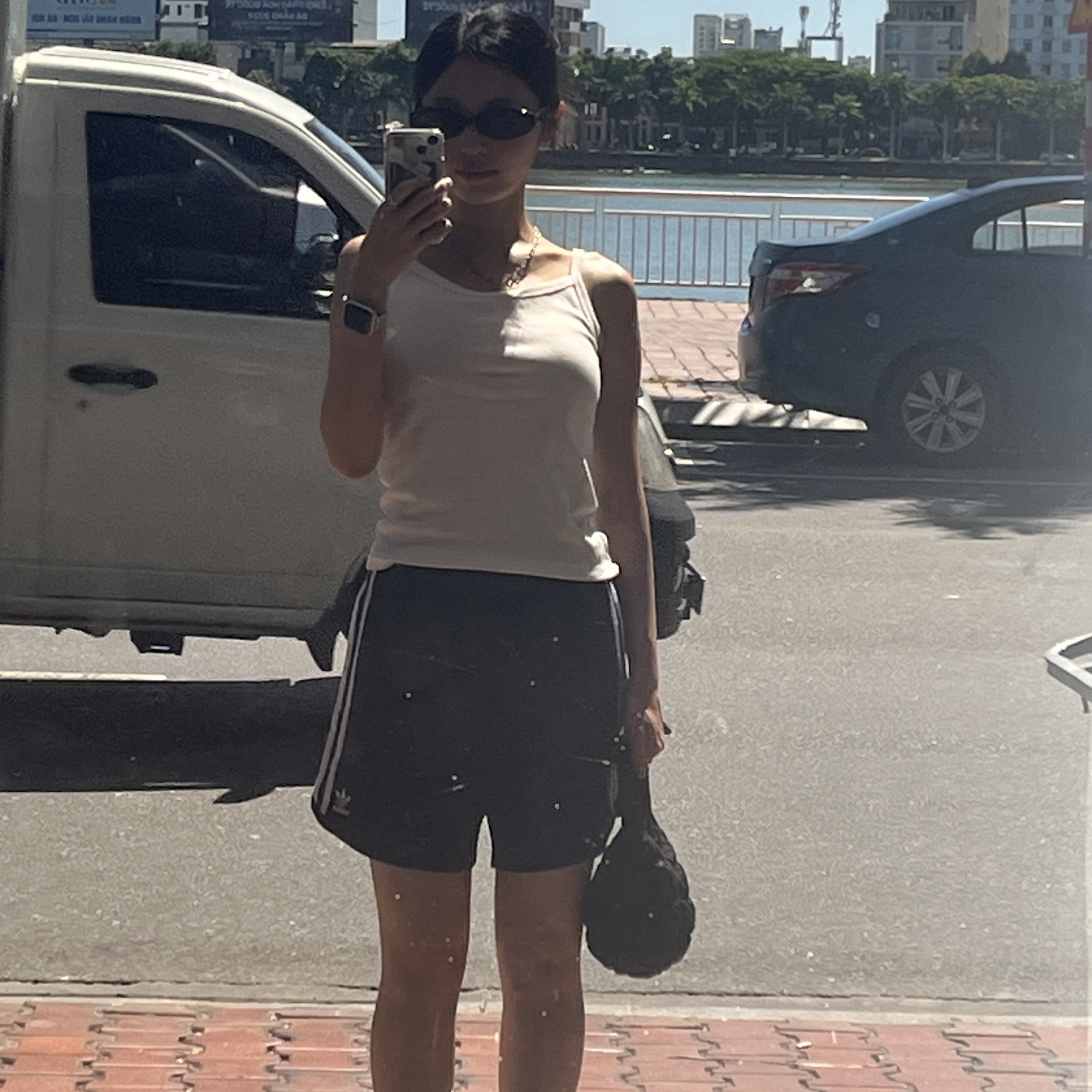 (W) Adidas Satin Sprint Shorts Black - KR Sizing 착용 스타일 - 2