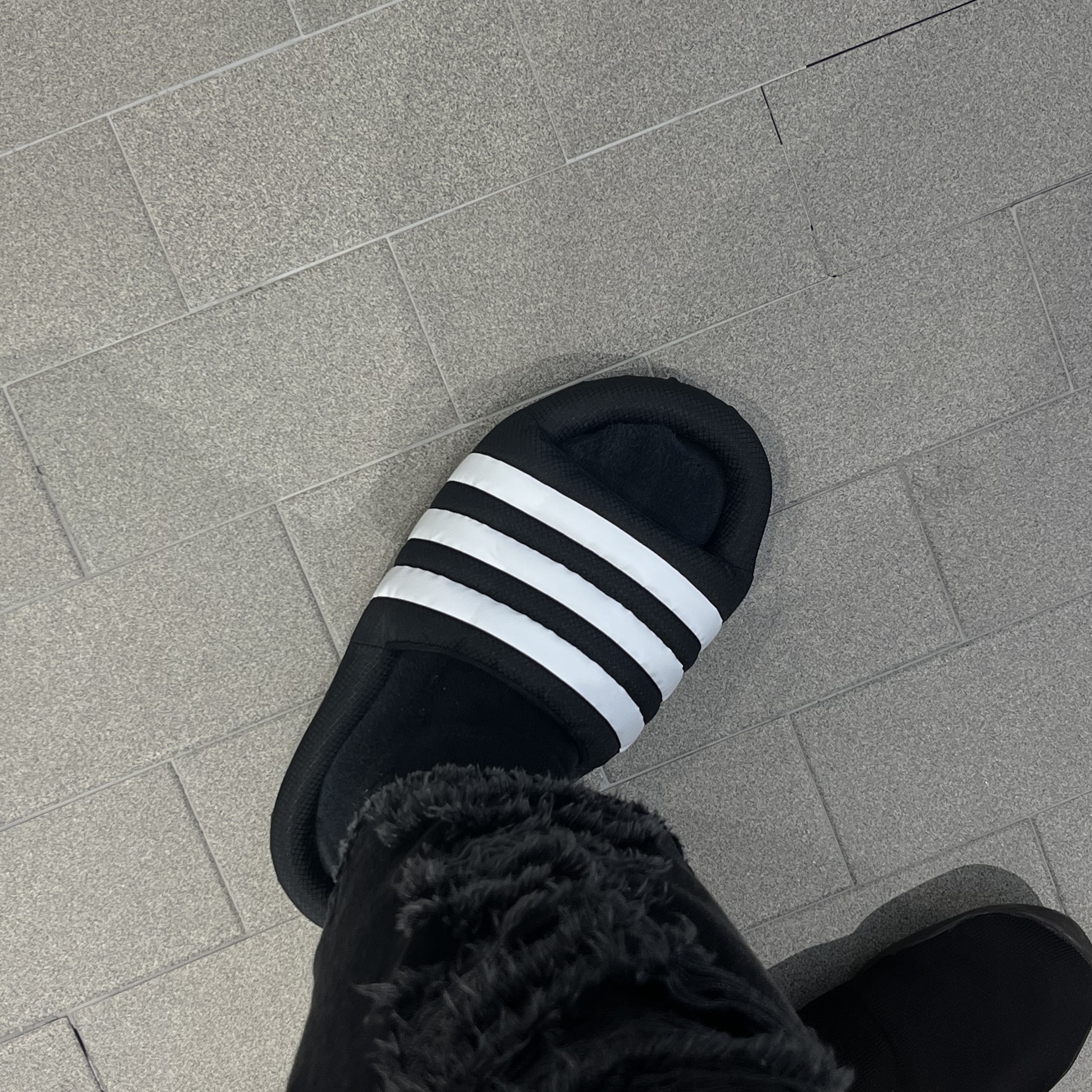 Adidas Adilette 24 Core Black Cloud White 착용 스타일
