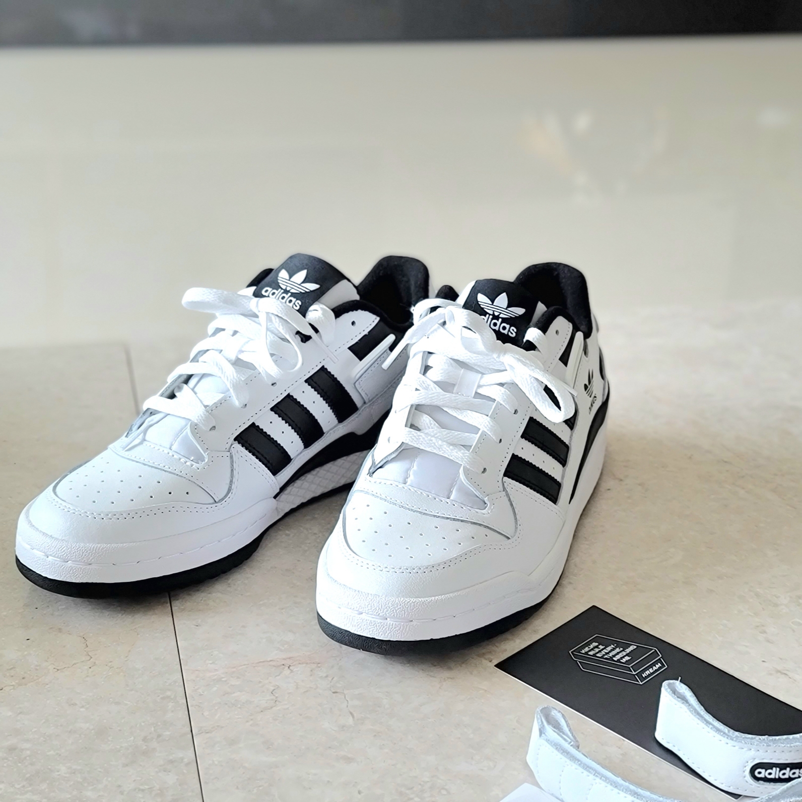 Adidas Forum Low White Black 착용 스타일 - 3