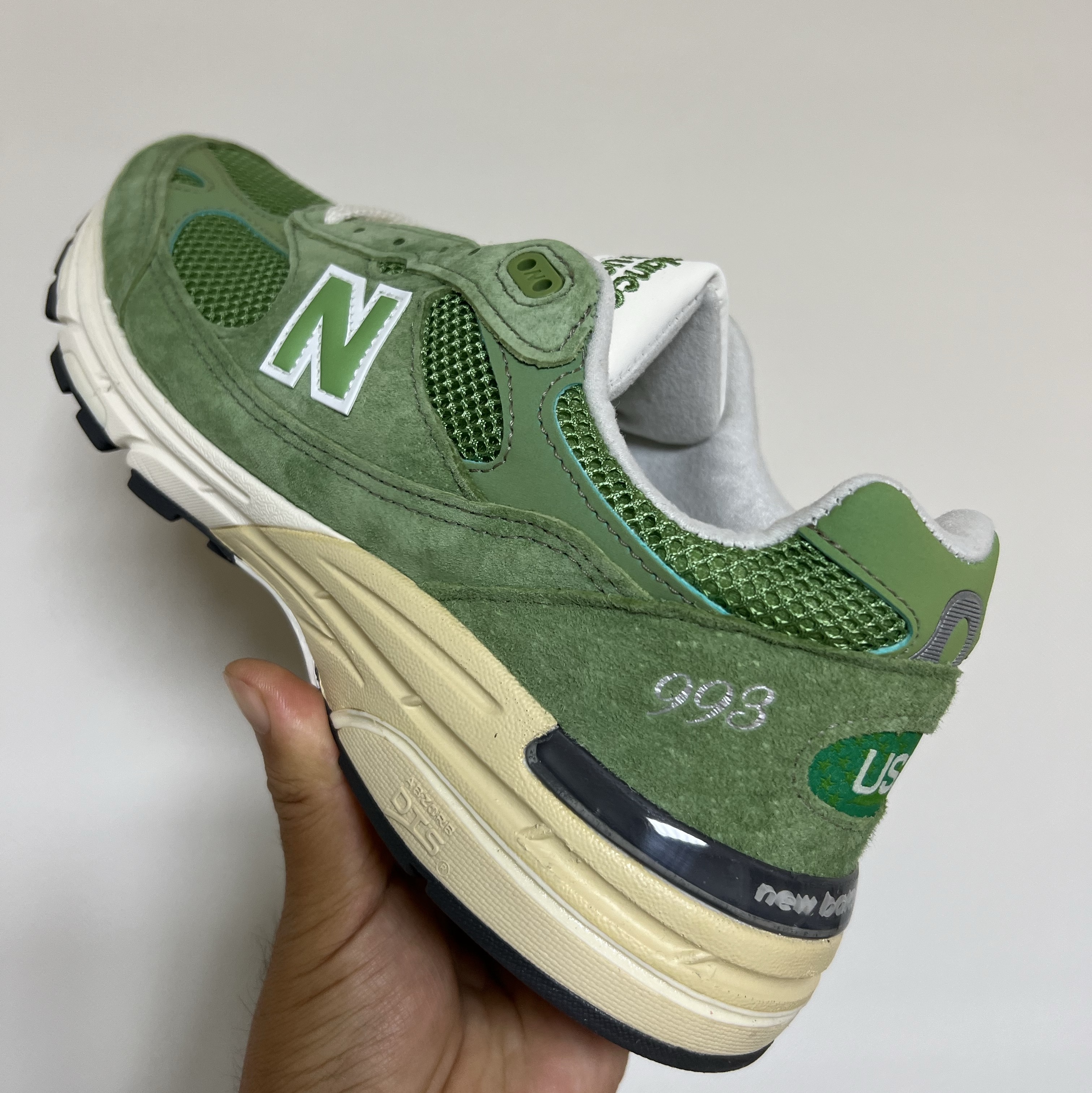 New Balance 993 Made in USA Chive Sea Salt 착용 스타일 - 2