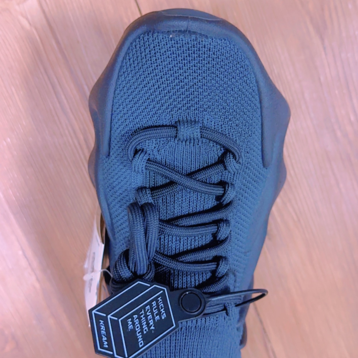 Adidas Yeezy 450 Utility Black 착용 스타일 - 6