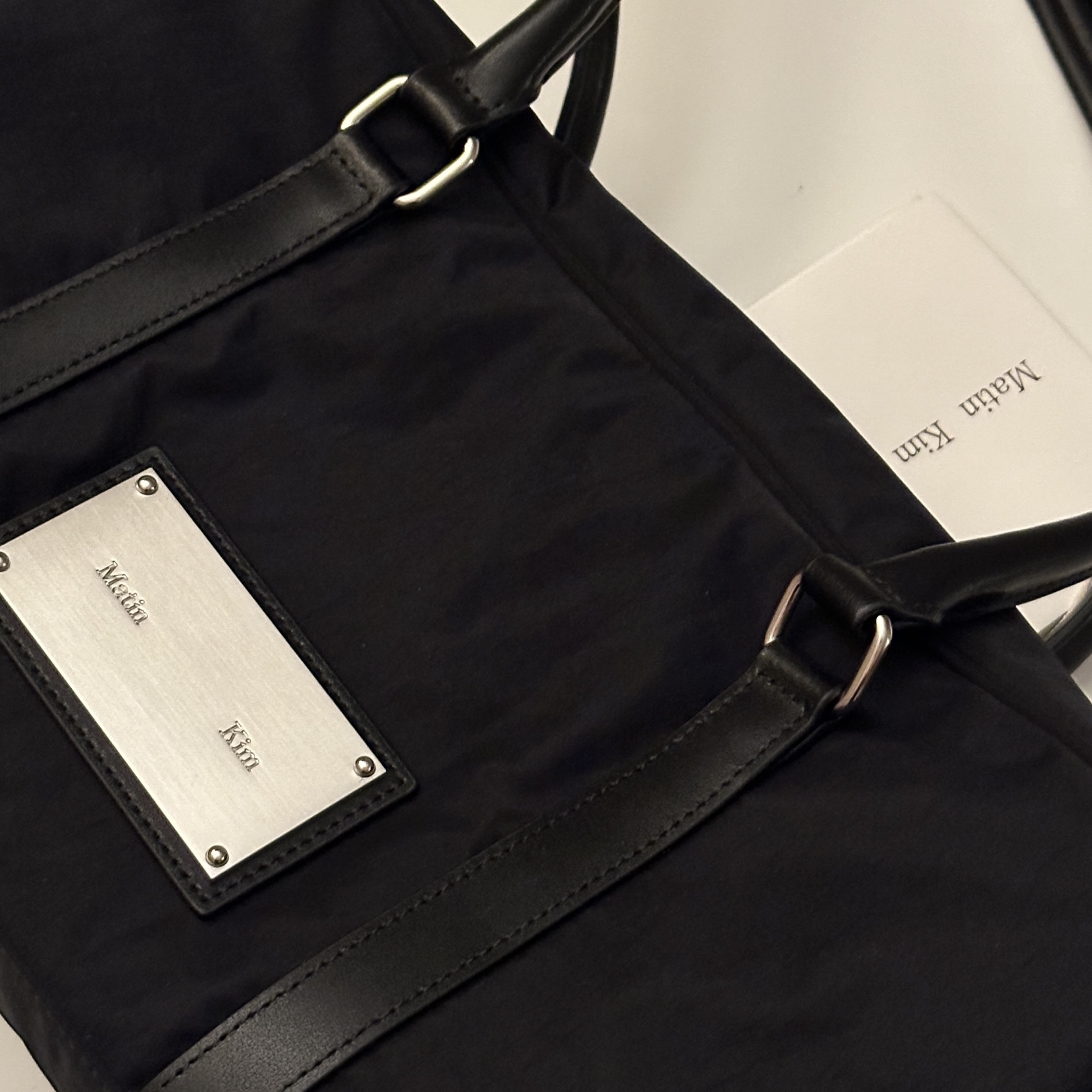 Matin Kim Sporty Tote Bag Black 착용 스타일
