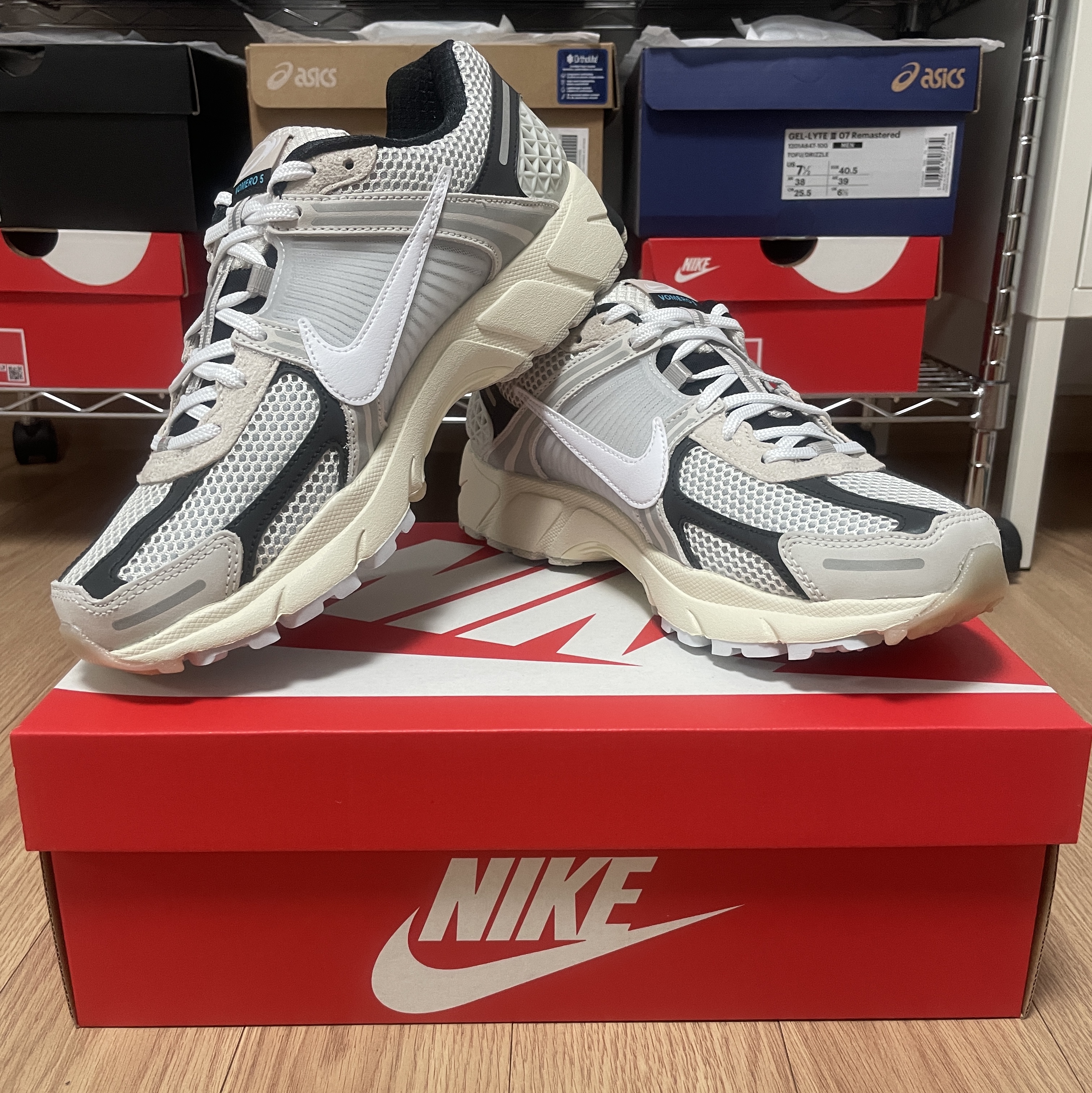 Nike Zoom Vomero 5 Light Bone and Black 착용 스타일 - 2