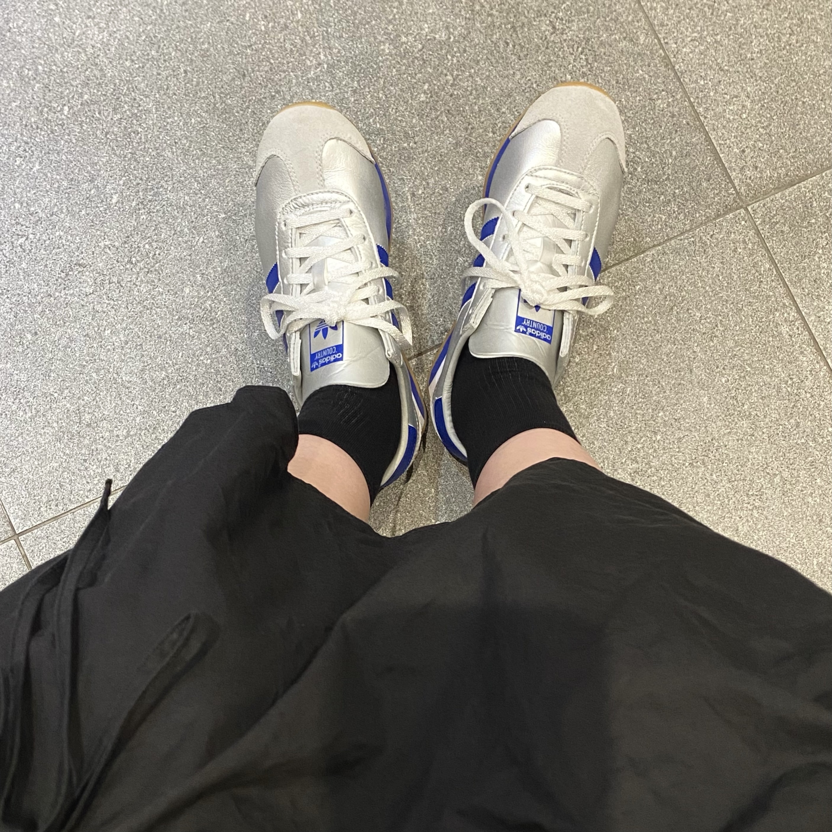 Adidas Country OG Matte Silver Bright Blue 착용 스타일
