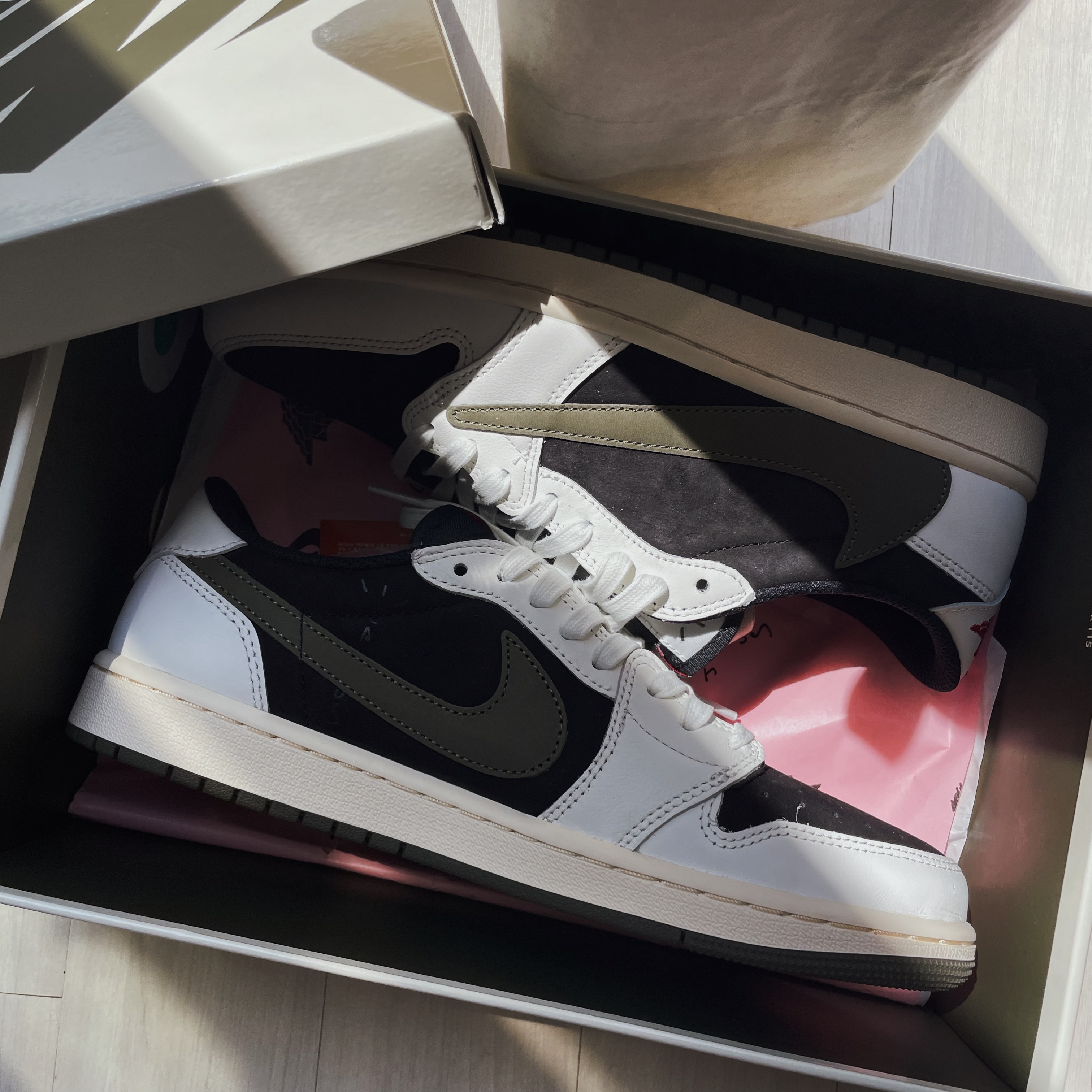 (W) Jordan 1 x Travis Scott Retro Low OG SP Medium Olive 착용 스타일 - 5