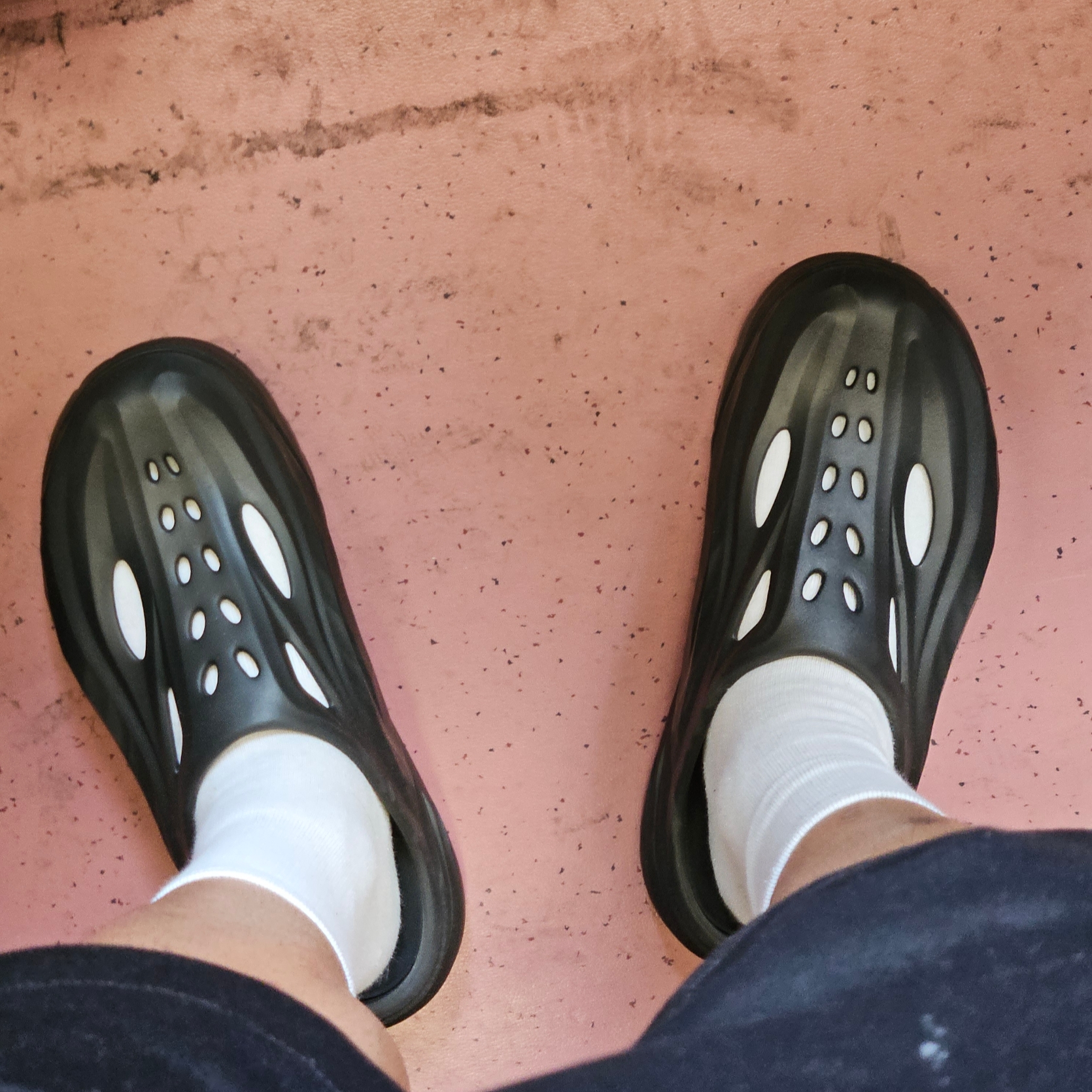 Hoka Ora Recovery Mule Black 착용 스타일