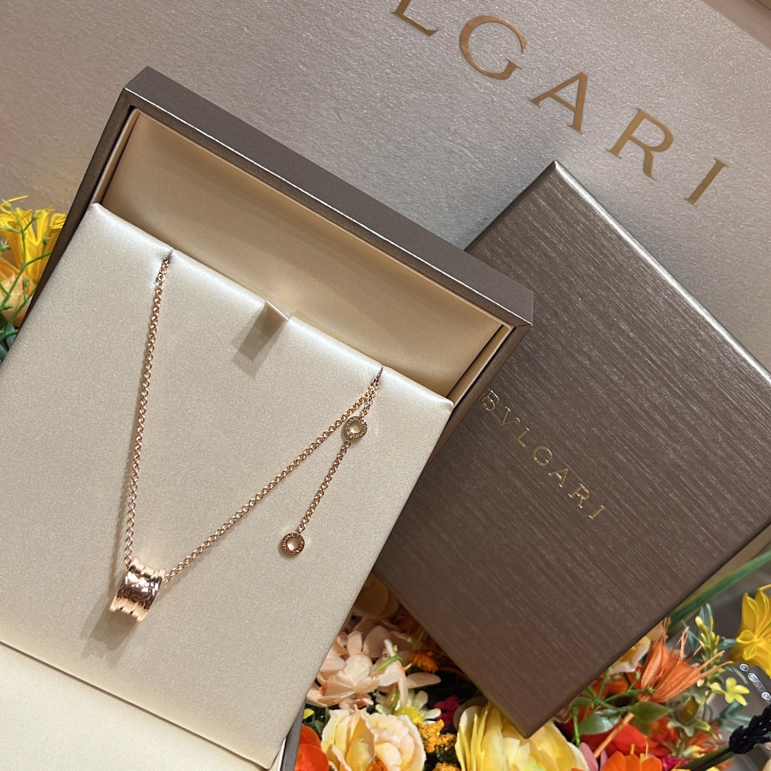 Bulgari B.Zero1 Necklace Small Round Pendant Rose Gold 착용 스타일