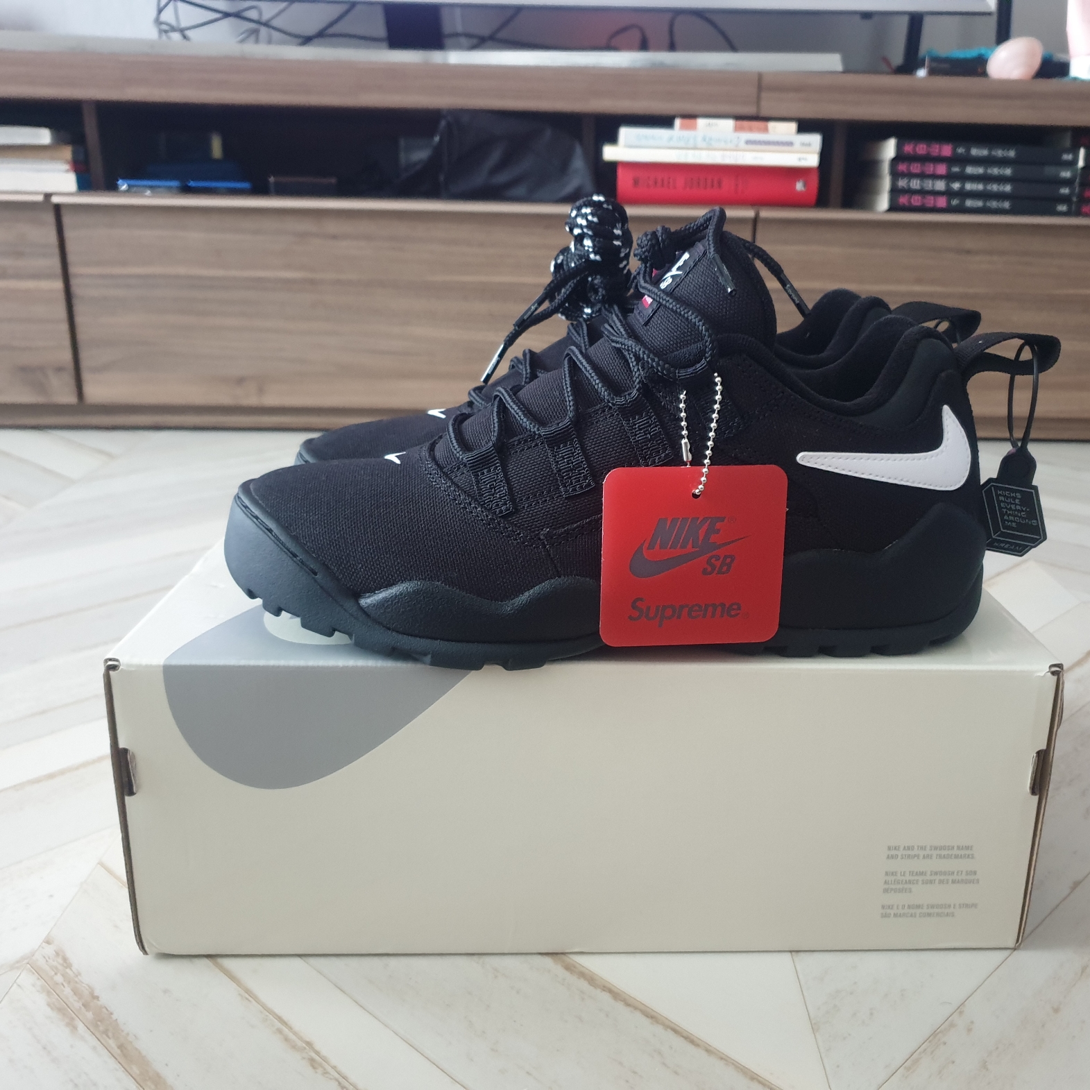 Nike x Supreme SB Darwin Low Black 착용 스타일 - 2