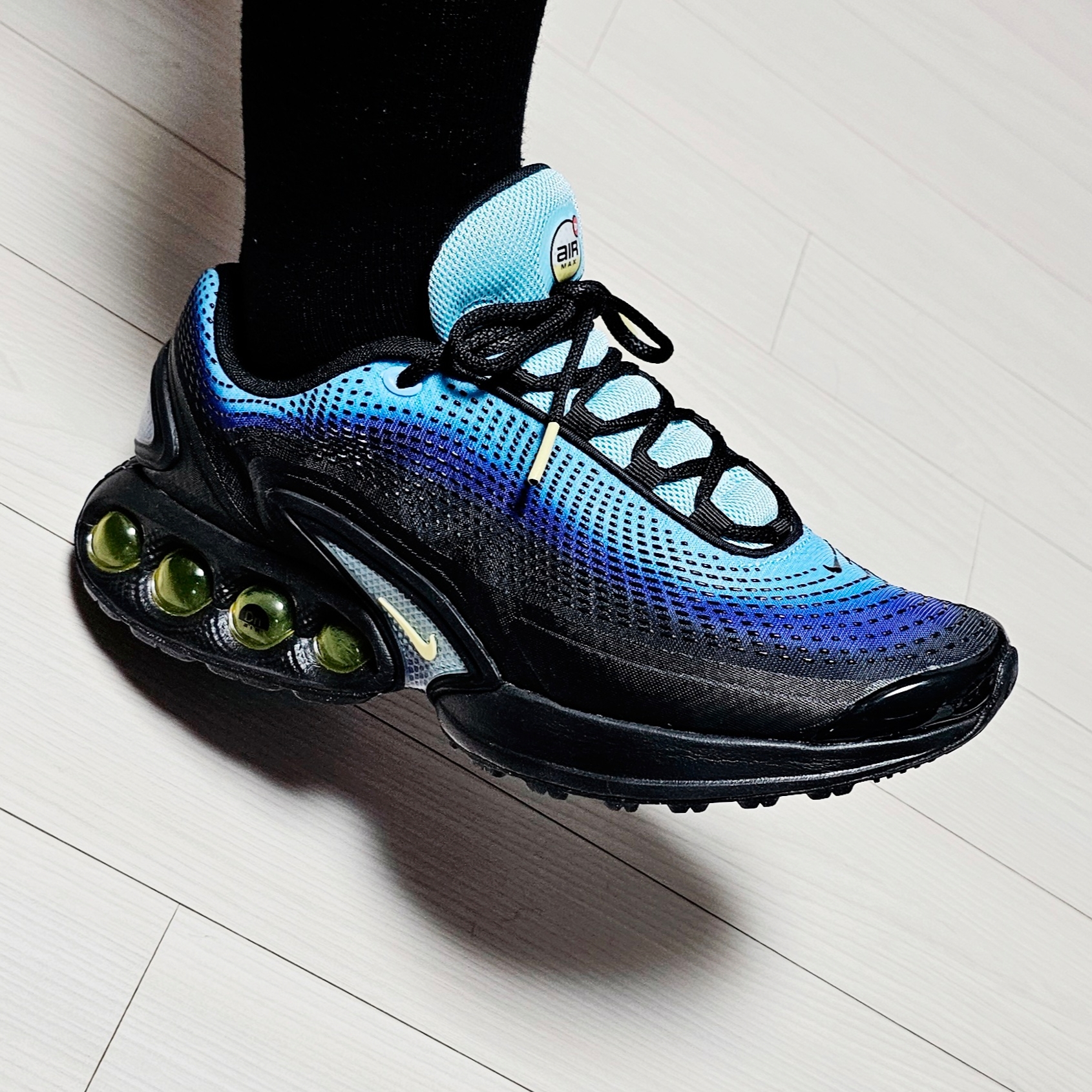 Nike Air Max Dn SE Sky Blue Chamois Hyper Blue 착용 스타일