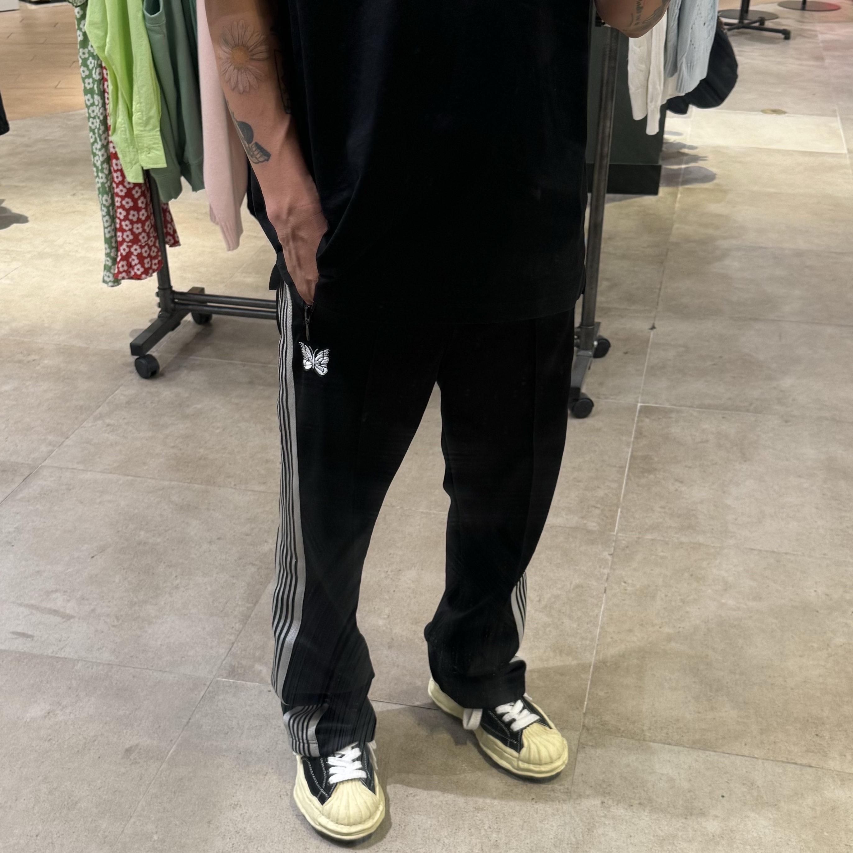 Needles x LHP Track Pants Poly Smooth Black White, Wooyoungmi Pink Back Logo T-Shirt Black - 21SS 착용 스타일 - 1