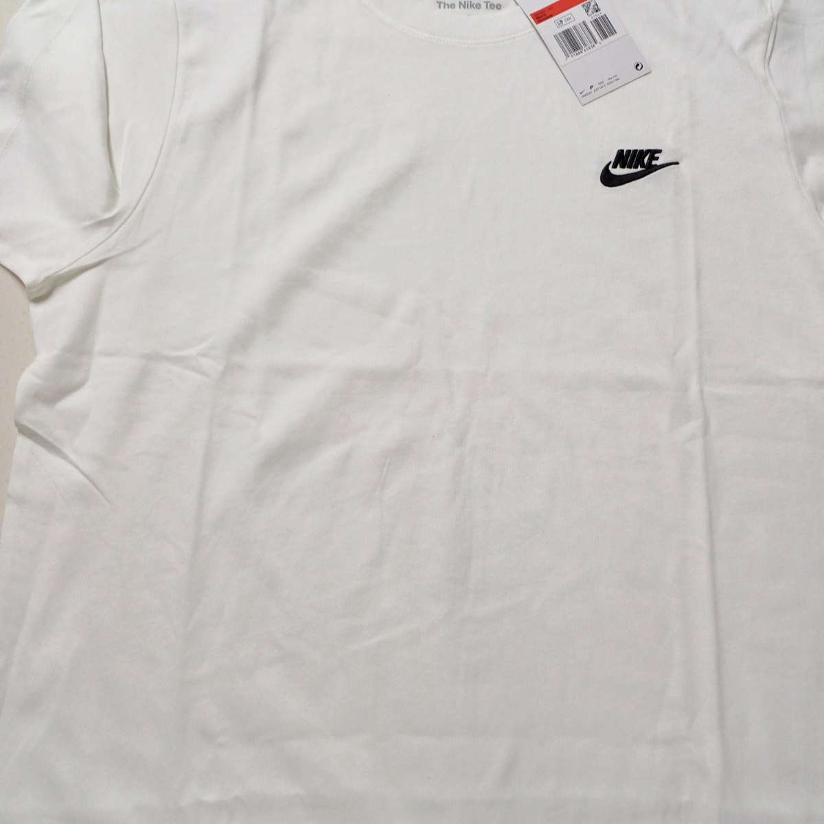 Nike NSW Club T-Shirt White 착용 스타일 - 1