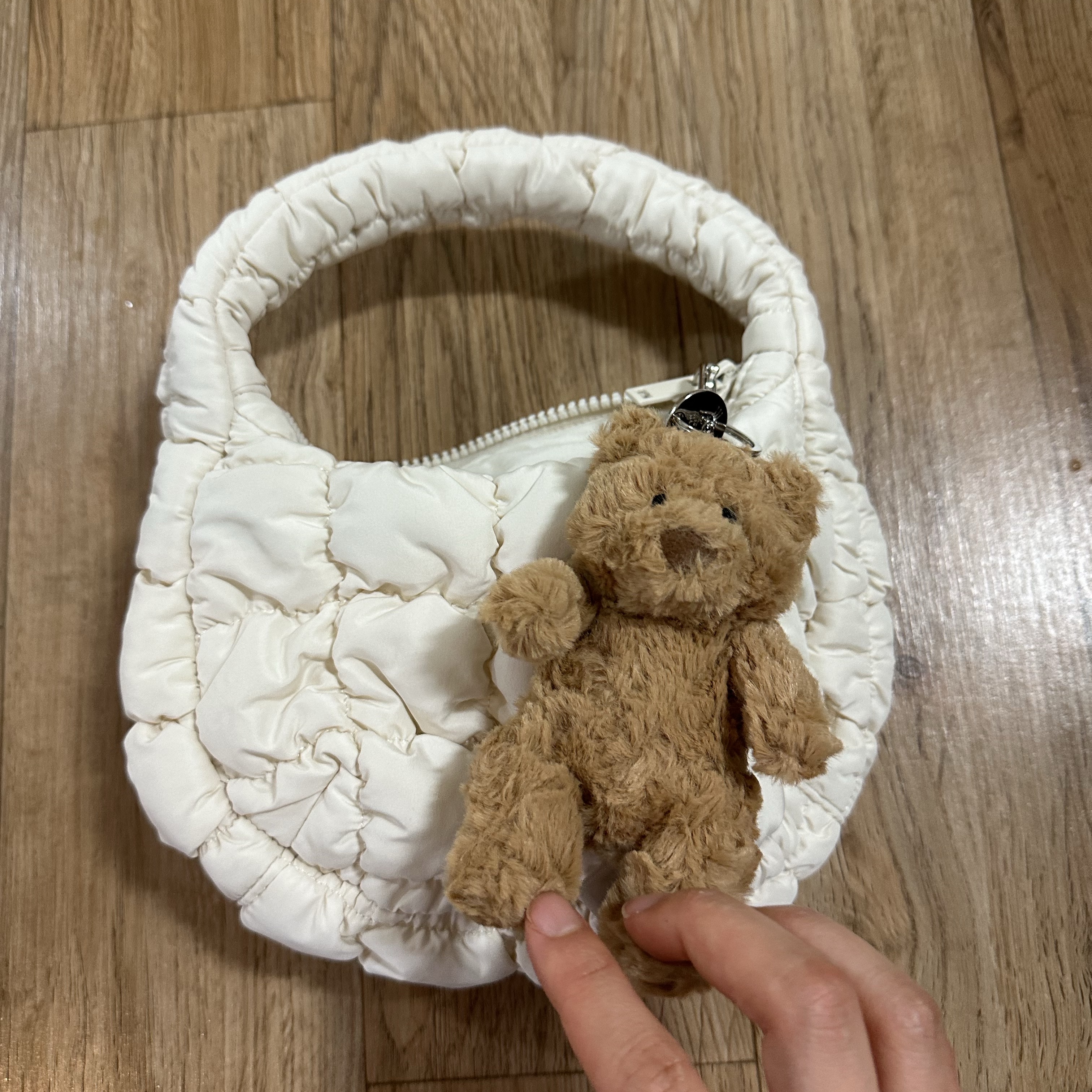 Jellycat Bartholomew Bear Bag Charm Brown 착용 스타일