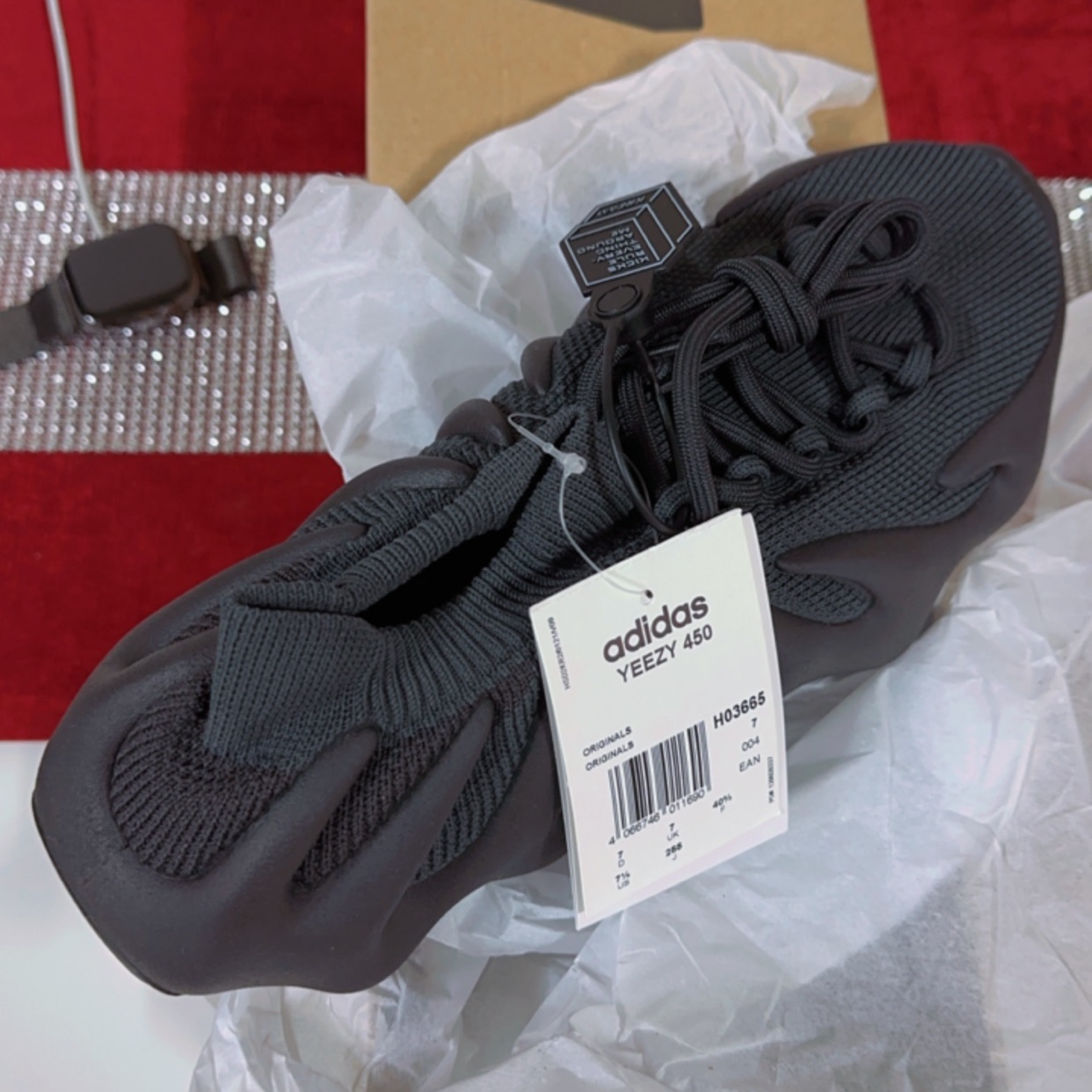 Adidas Yeezy 450 Utility Black 착용 스타일 - 1