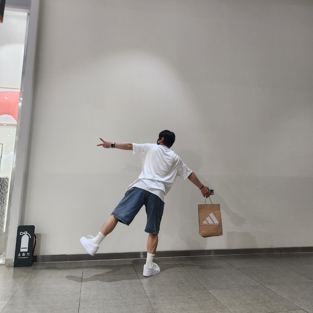 Adidas Real Madrid 2024/25 Home Jersey White - KR Sizing (Non Marking Ver.), Nike x Billie Eilish Air Force 1 Low SP Triple White 착용 스타일