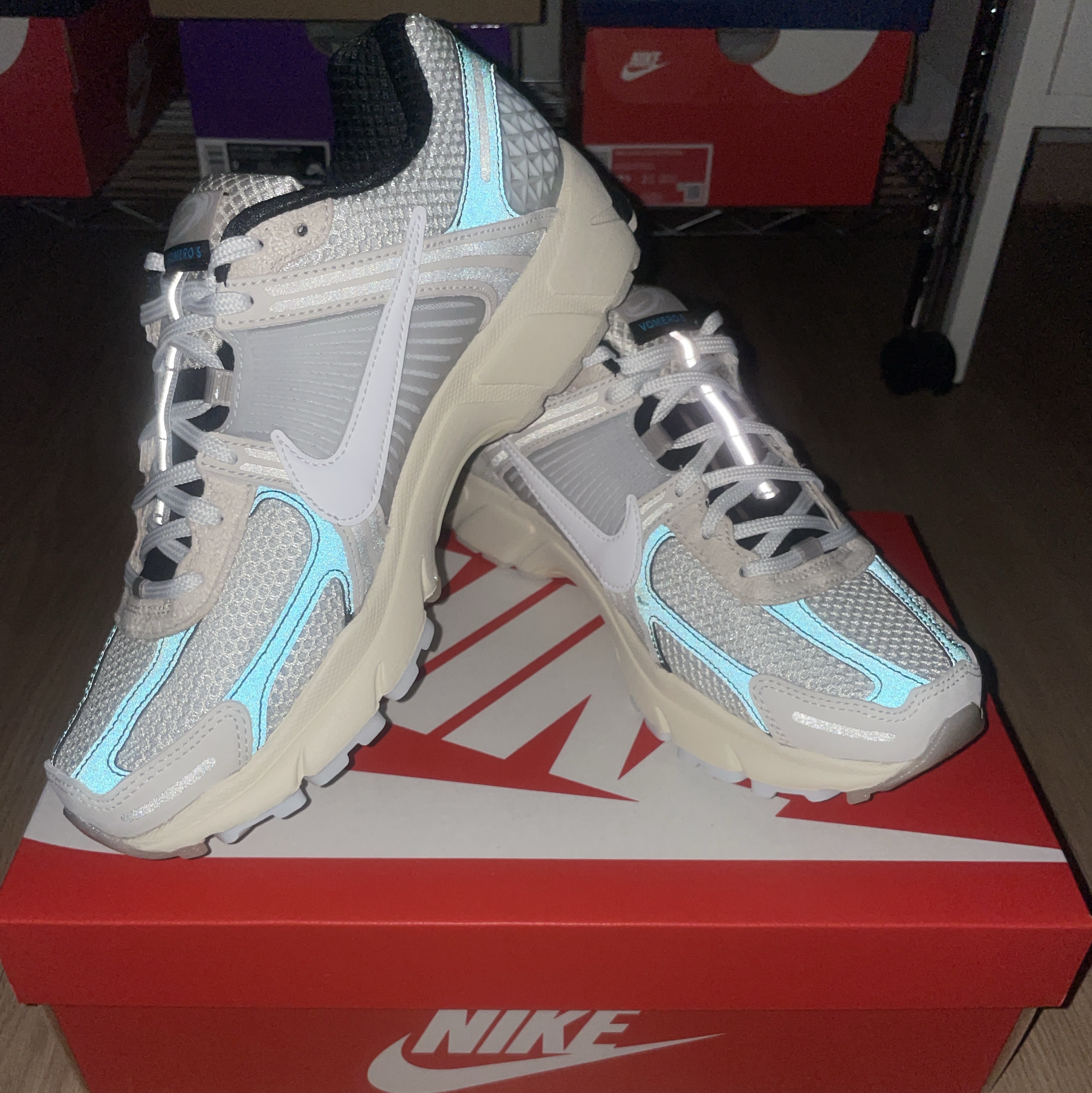 Nike Zoom Vomero 5 Light Bone and Black 착용 스타일 - 1