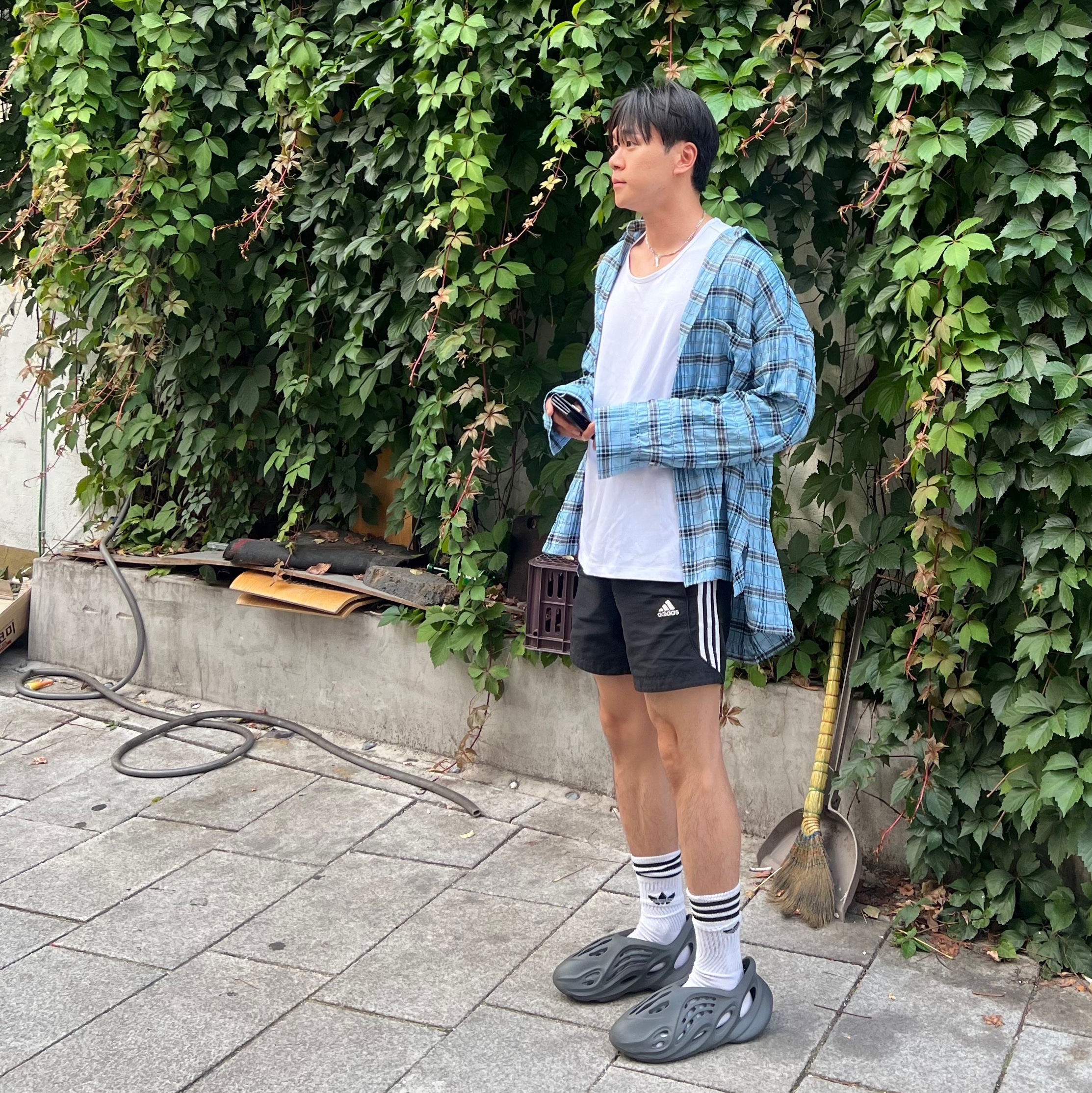 Adidas Yeezy Foam RNNR Carbon 착용 스타일