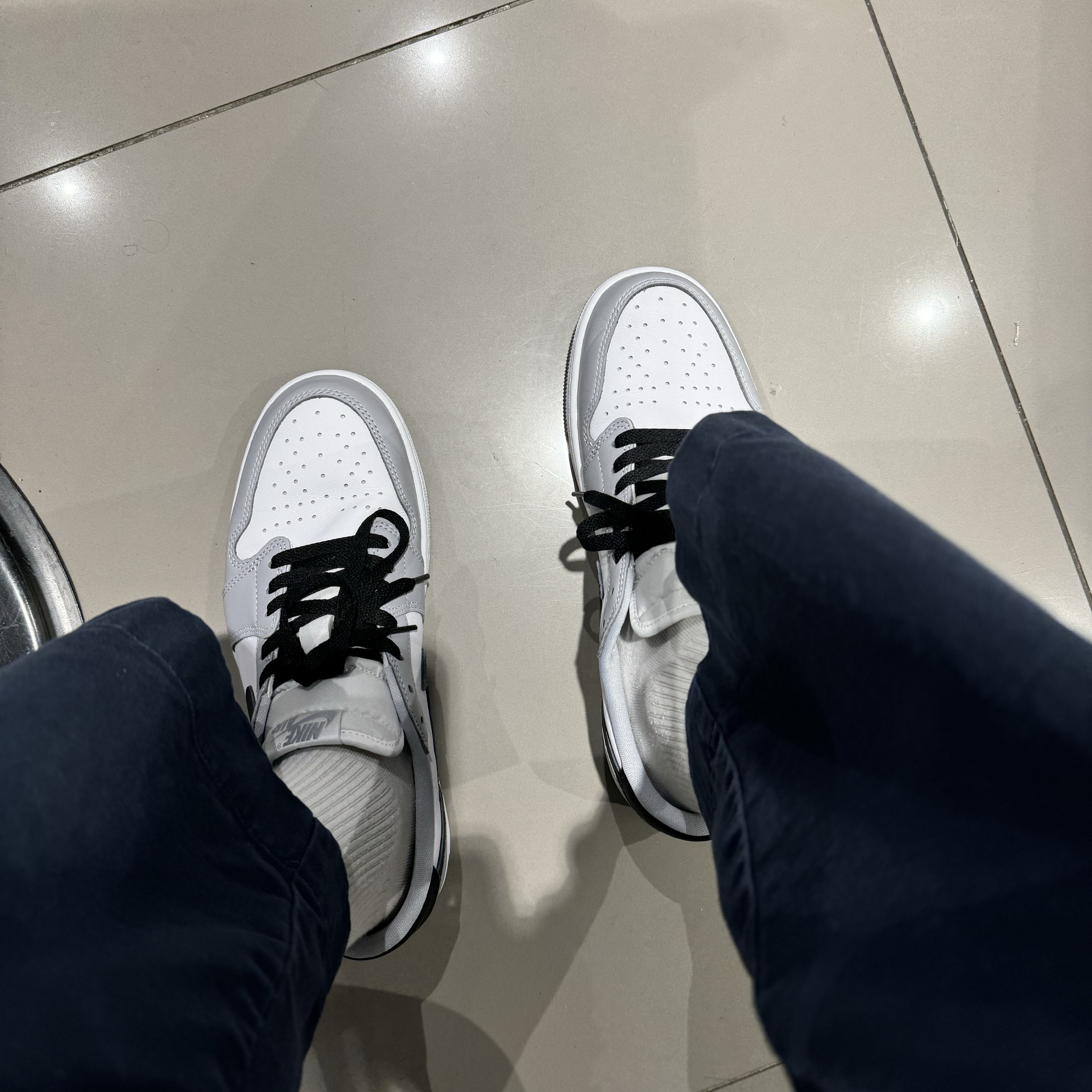 Jordan 1 Retro Low OG Wolf Grey and White 착용 스타일 - 2