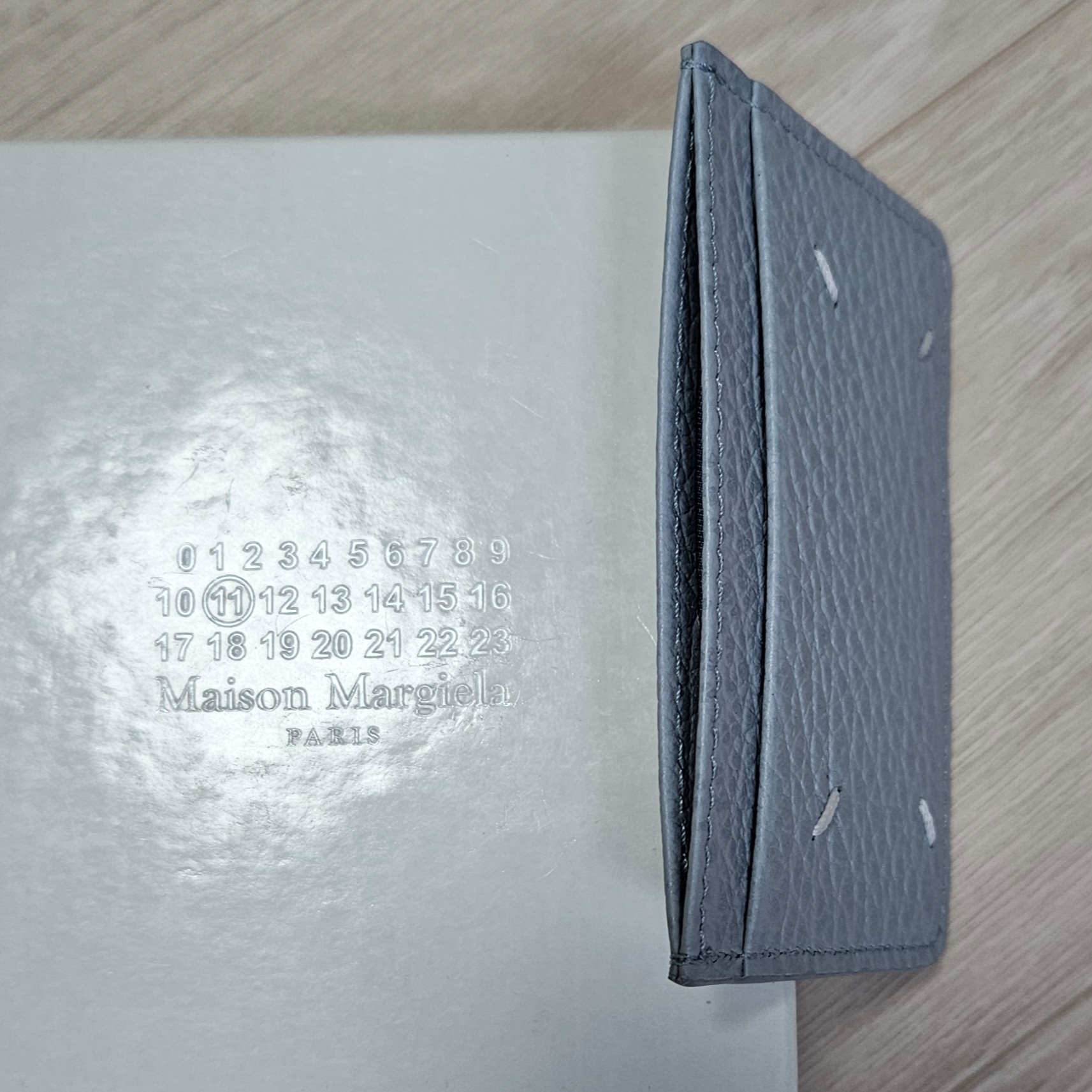Maison Margiela Four Stitch Card Holder Pale Blue 착용 스타일 - 3