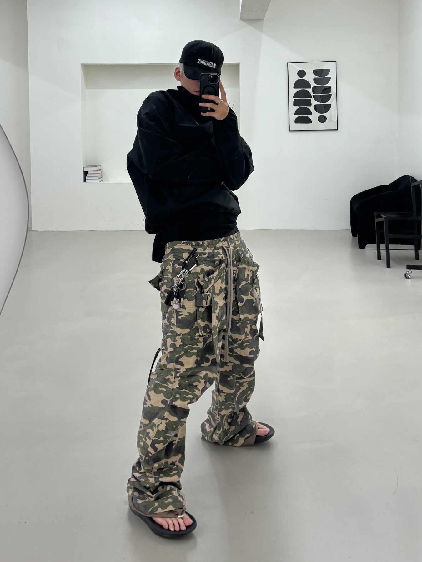 Oofos OOriginal Black, Wapworks Wide Safety Cargo Pants Camo 착용 스타일 - 2
