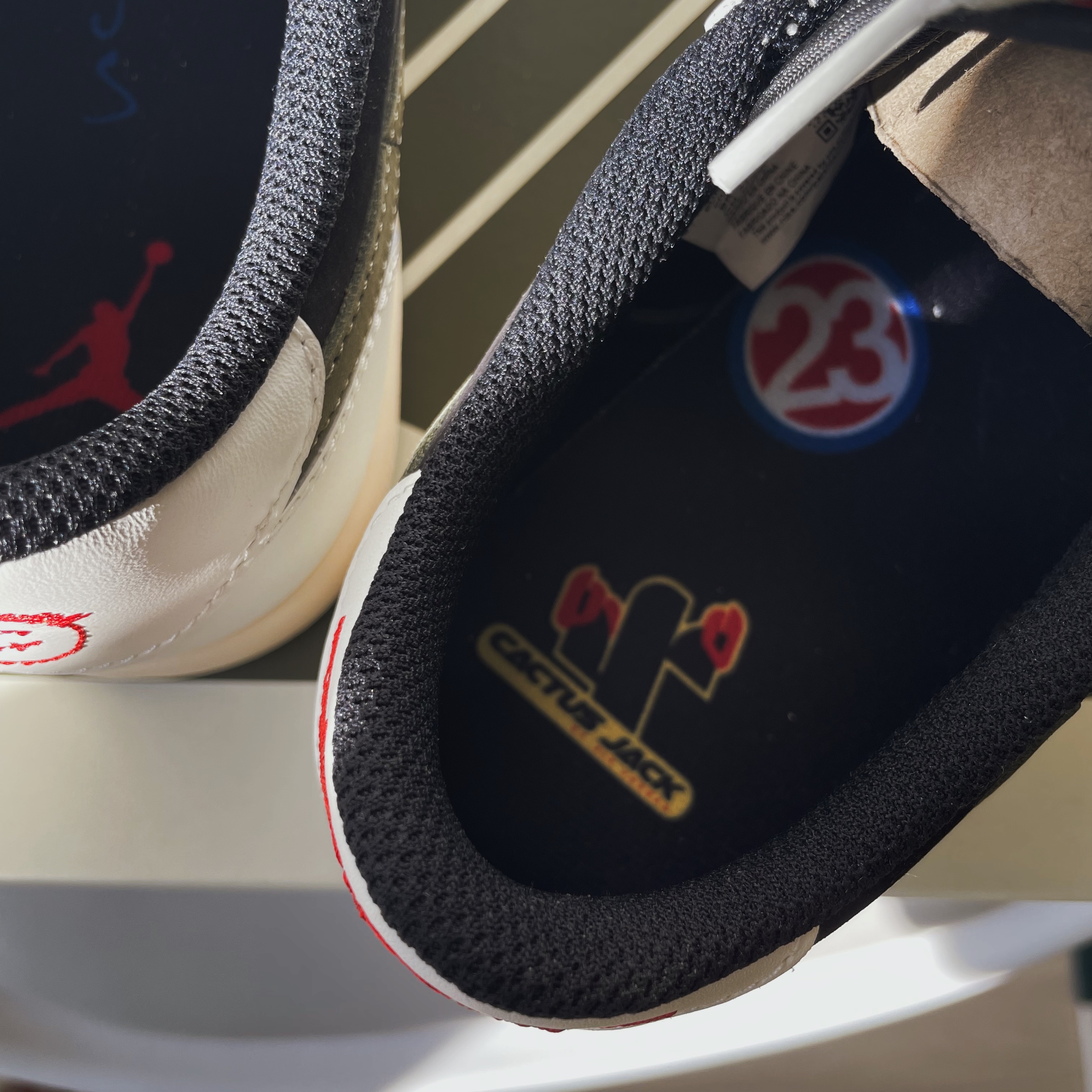 (W) Jordan 1 x Travis Scott Retro Low OG SP Medium Olive 착용 스타일 - 2