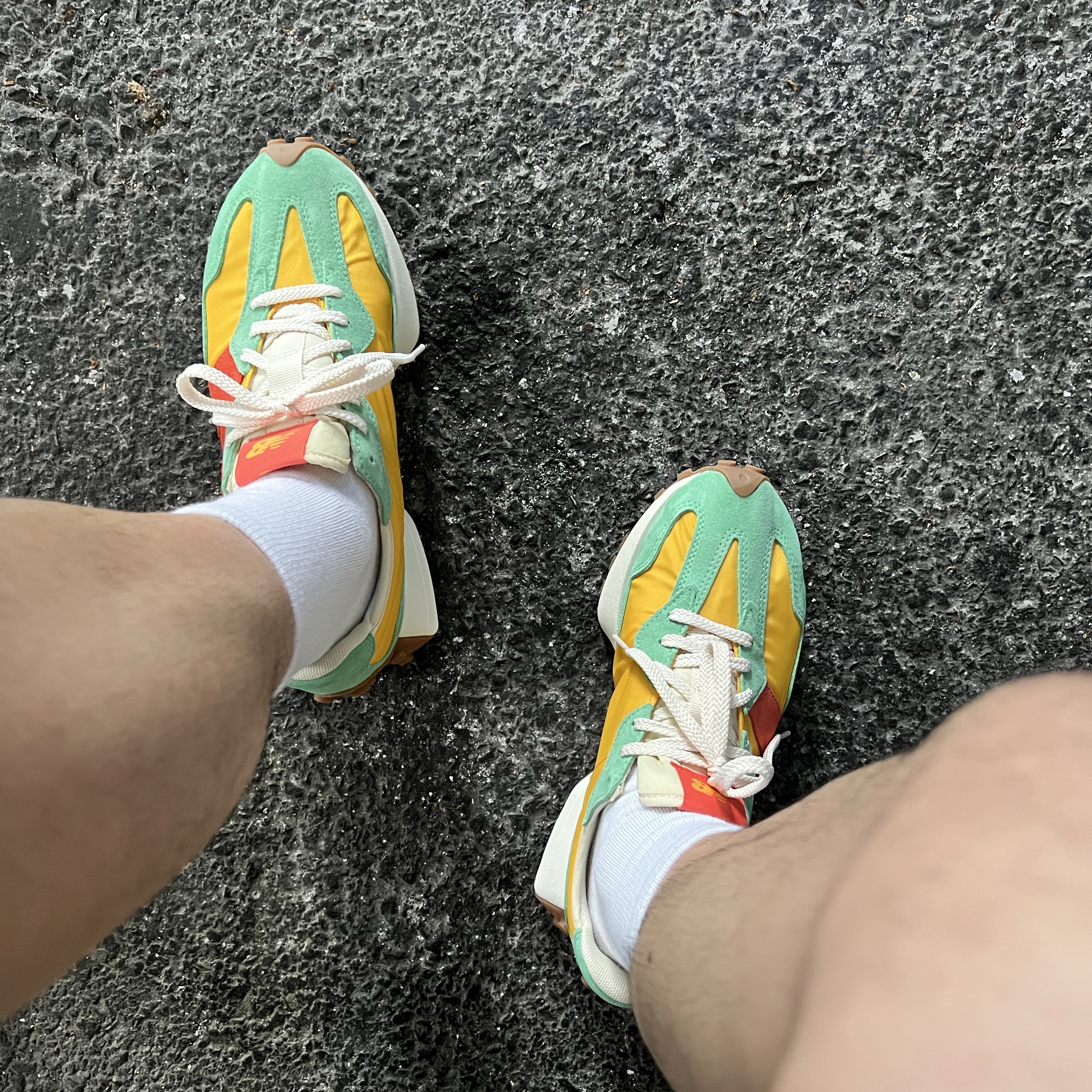New Balance x Size? 327 Yellow Green Orange 착용 스타일 - 1