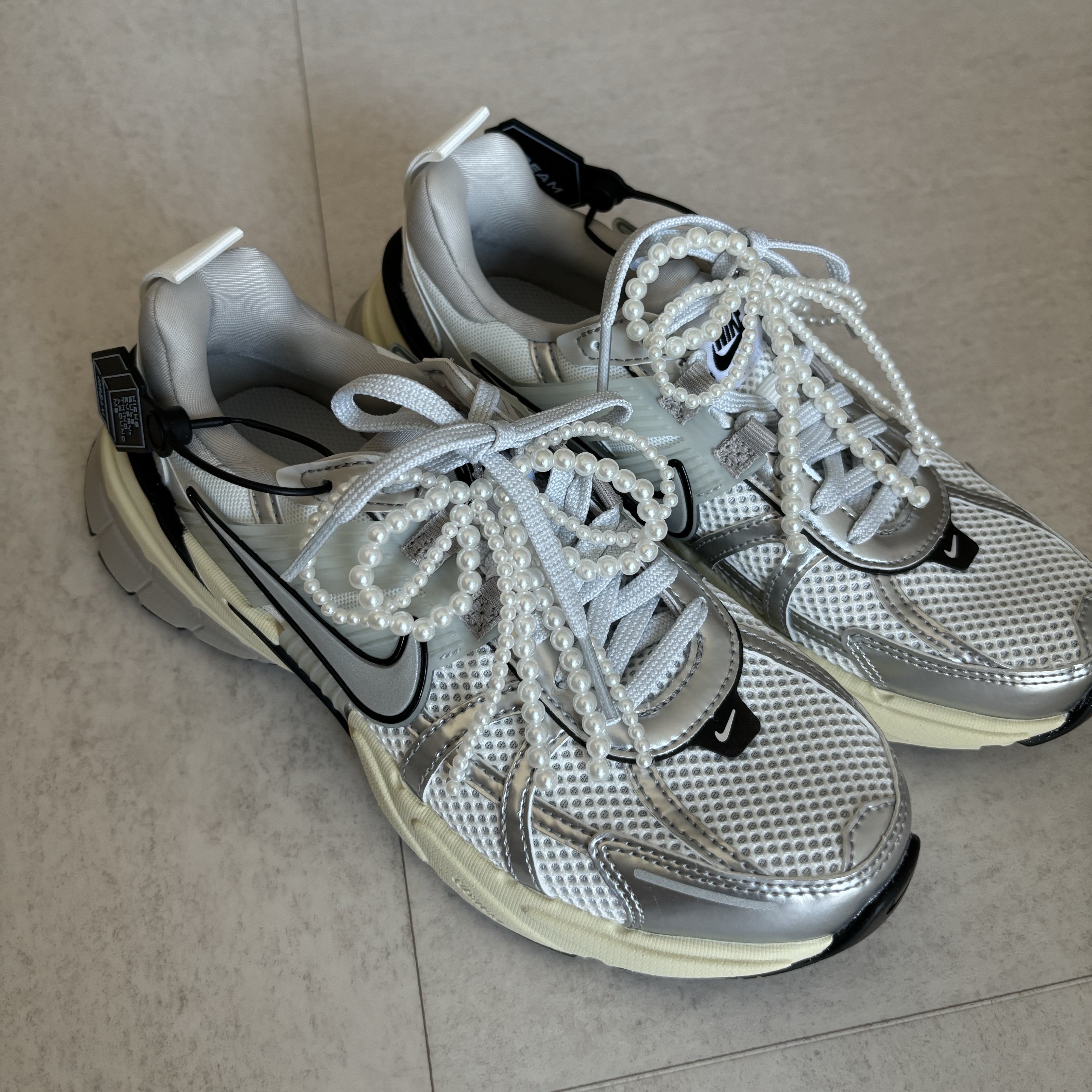 Nike V2K Run Summit White Metallic Silver 착용 스타일