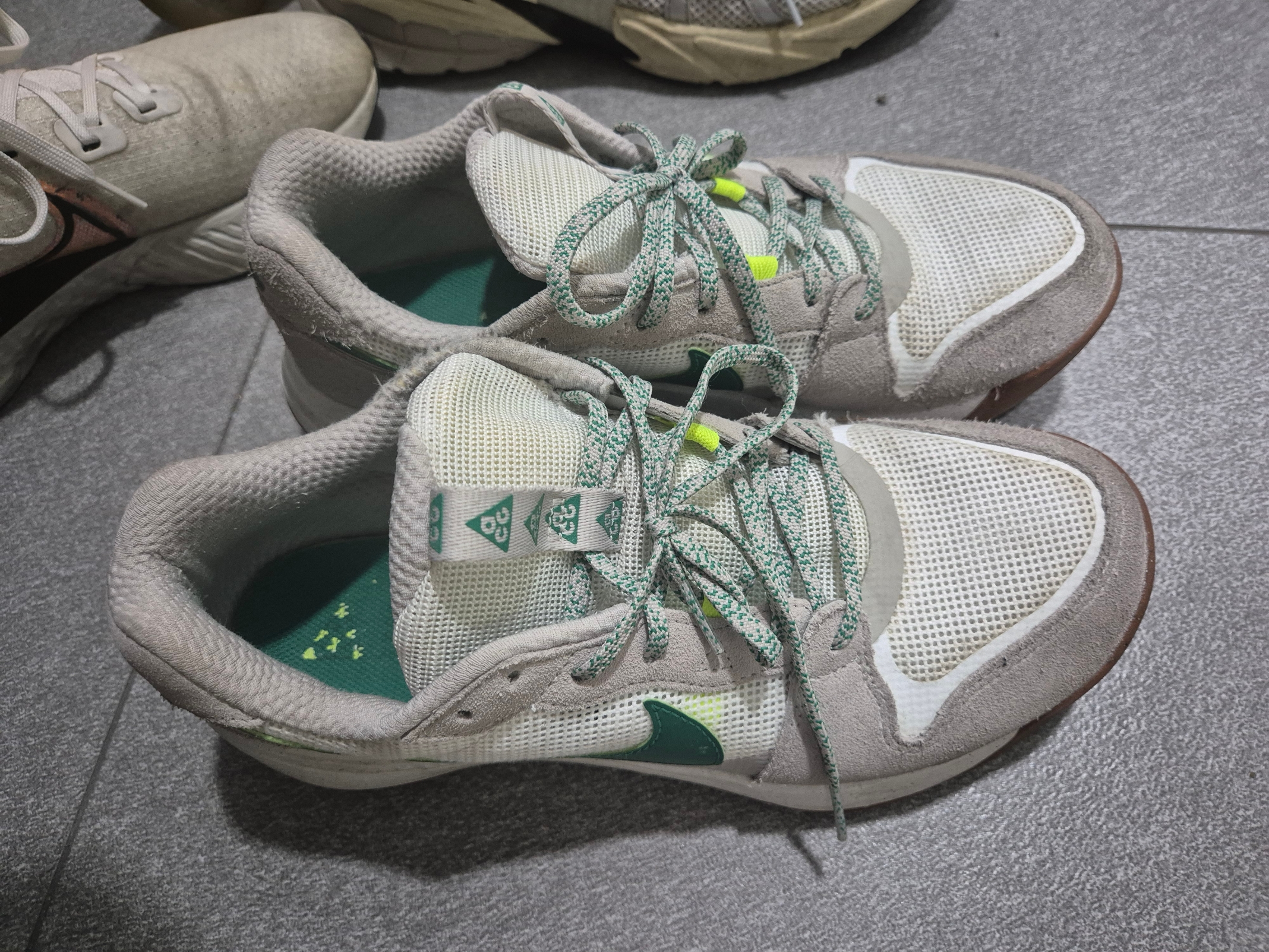 Nike ACG Lowcate Light Iron Ore 착용 스타일