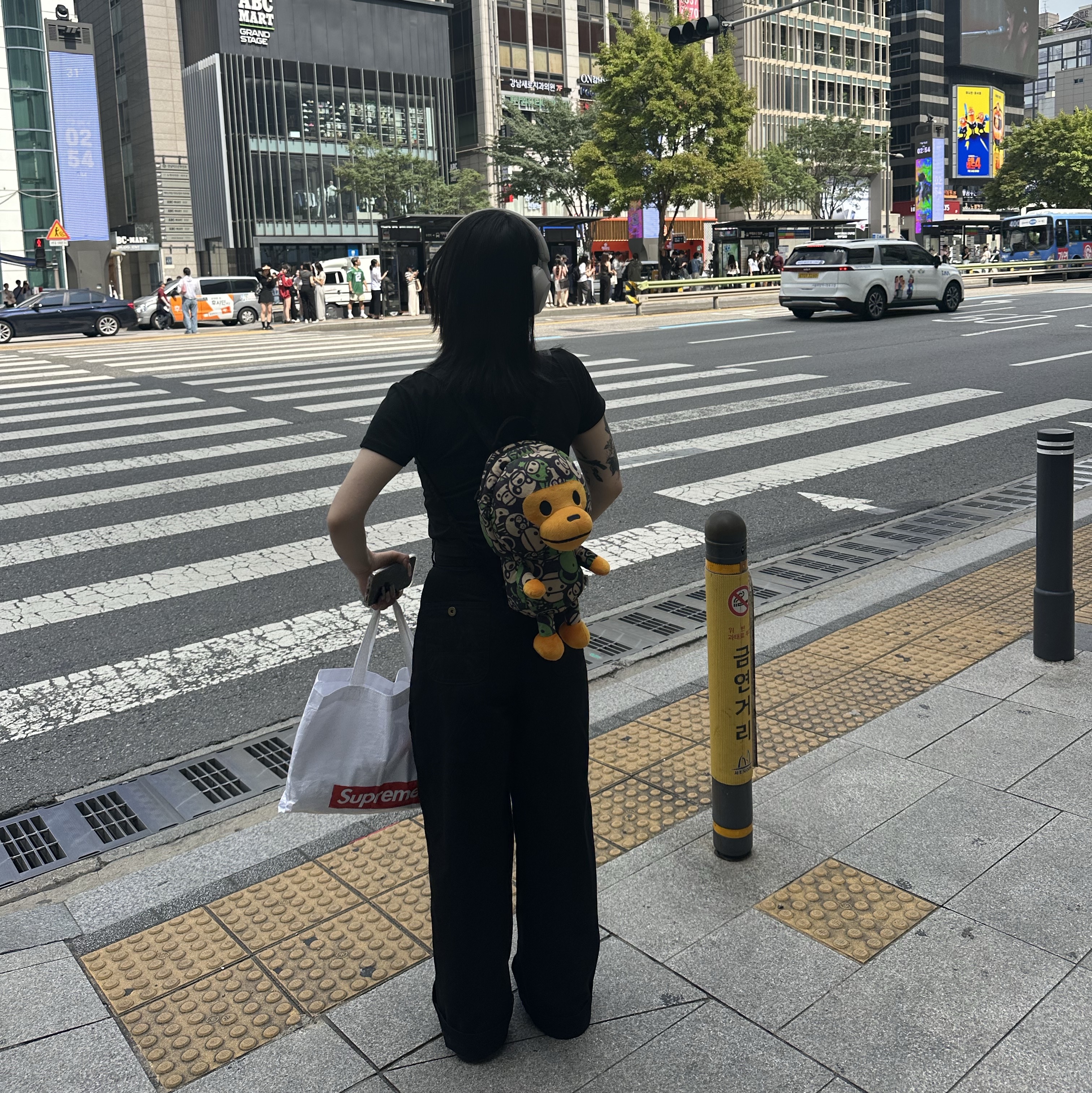 (W) Nike Air Force 1 '07 Low Triple Black, BAPE Baby Milo Plush Backpack Green 착용 스타일 - 2