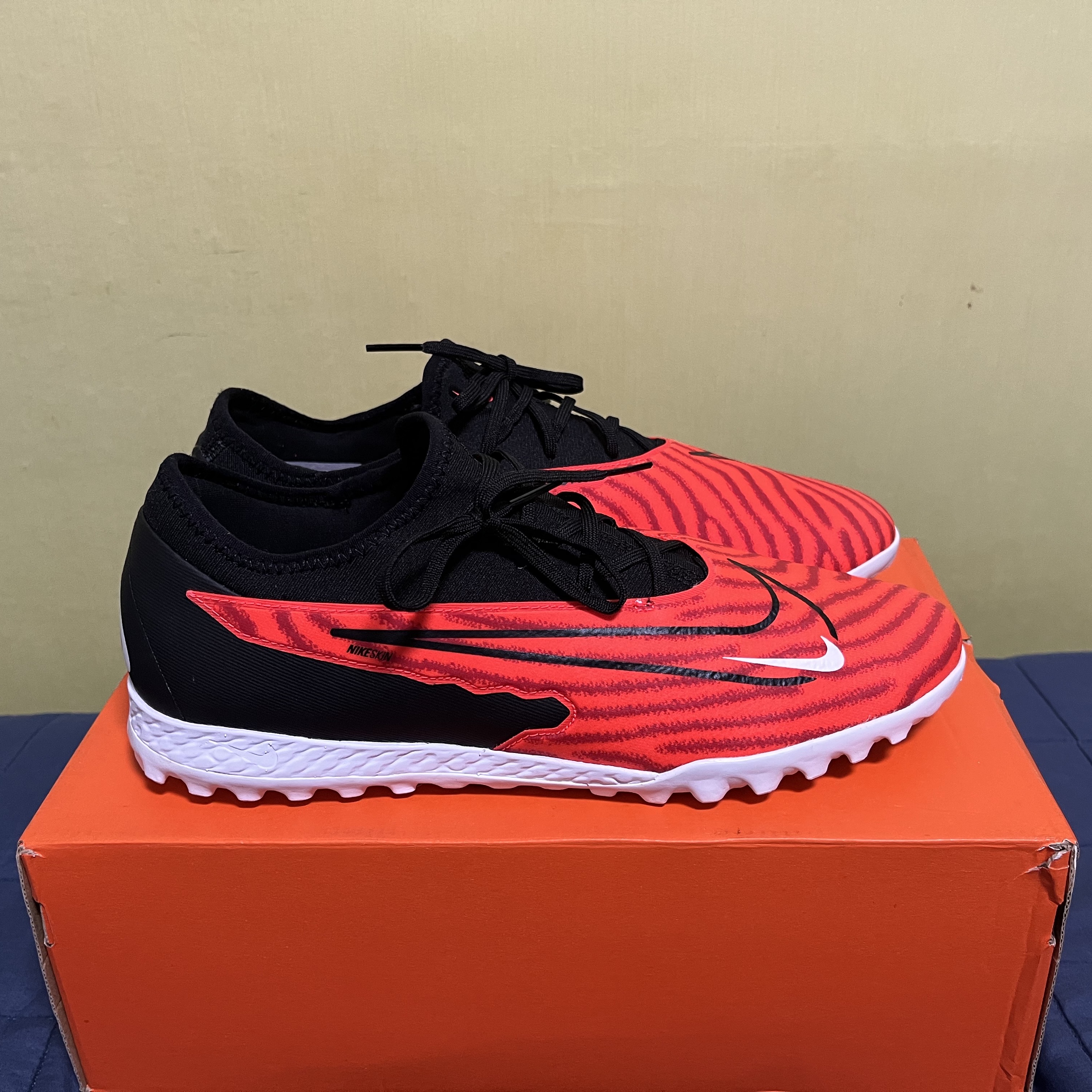 Nike React Phantom GX Pro TF Bright Crimson Black 착용 스타일 - 1